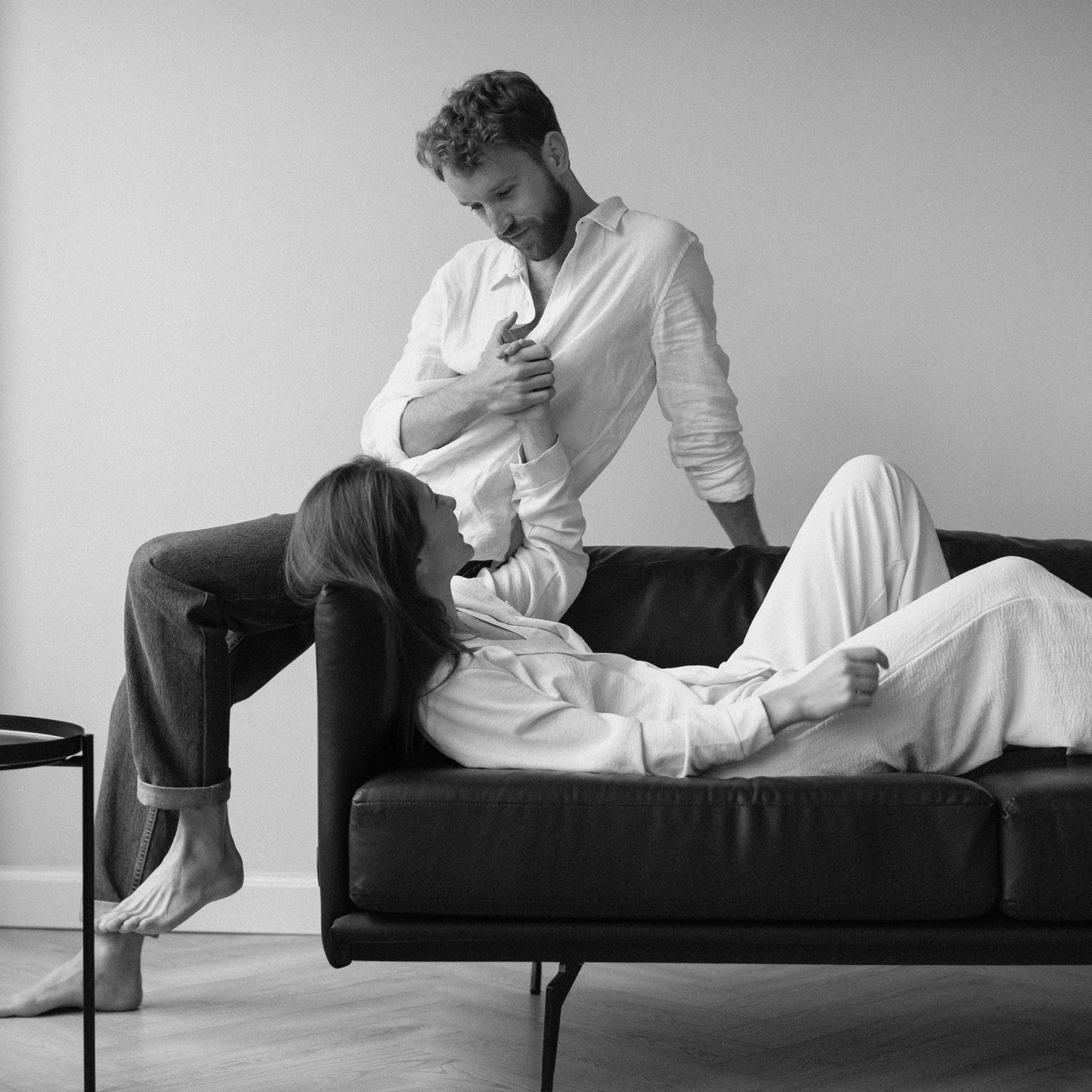 Creative piano photoshoot for couples. Alice Bell — Wedding photographer in New York