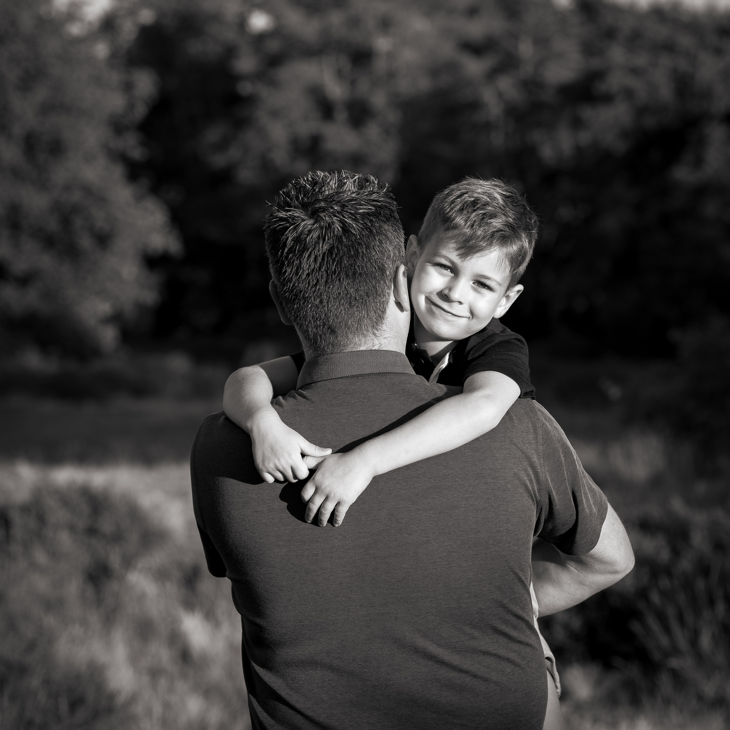 Zwart-wit foto van vader en zoon tijdens intieme en spontane familieshoot door Kapture Fotografie