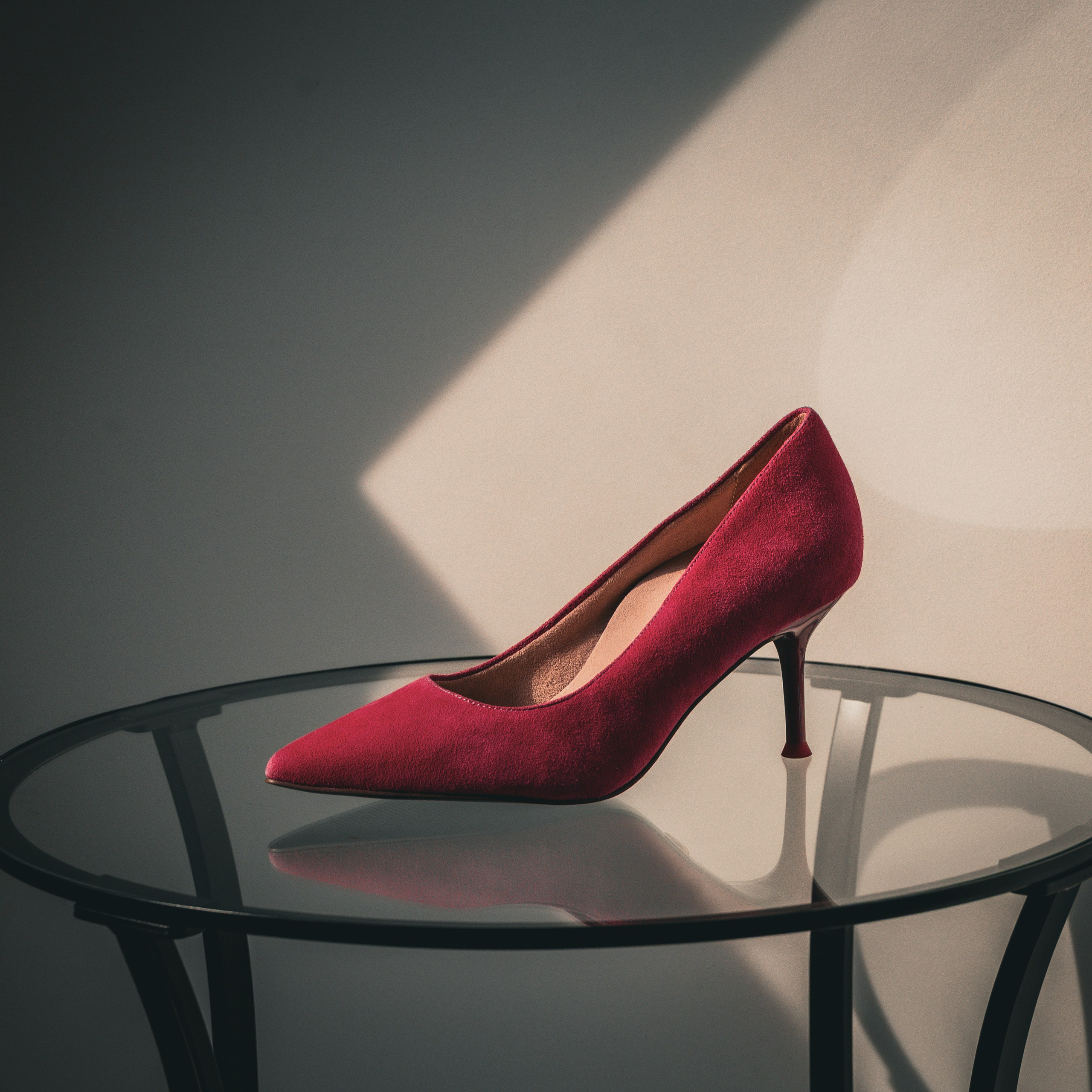 Close-up van bruidschoenen naast sluier en sieraden op trouwdag - Kapture Fotografie