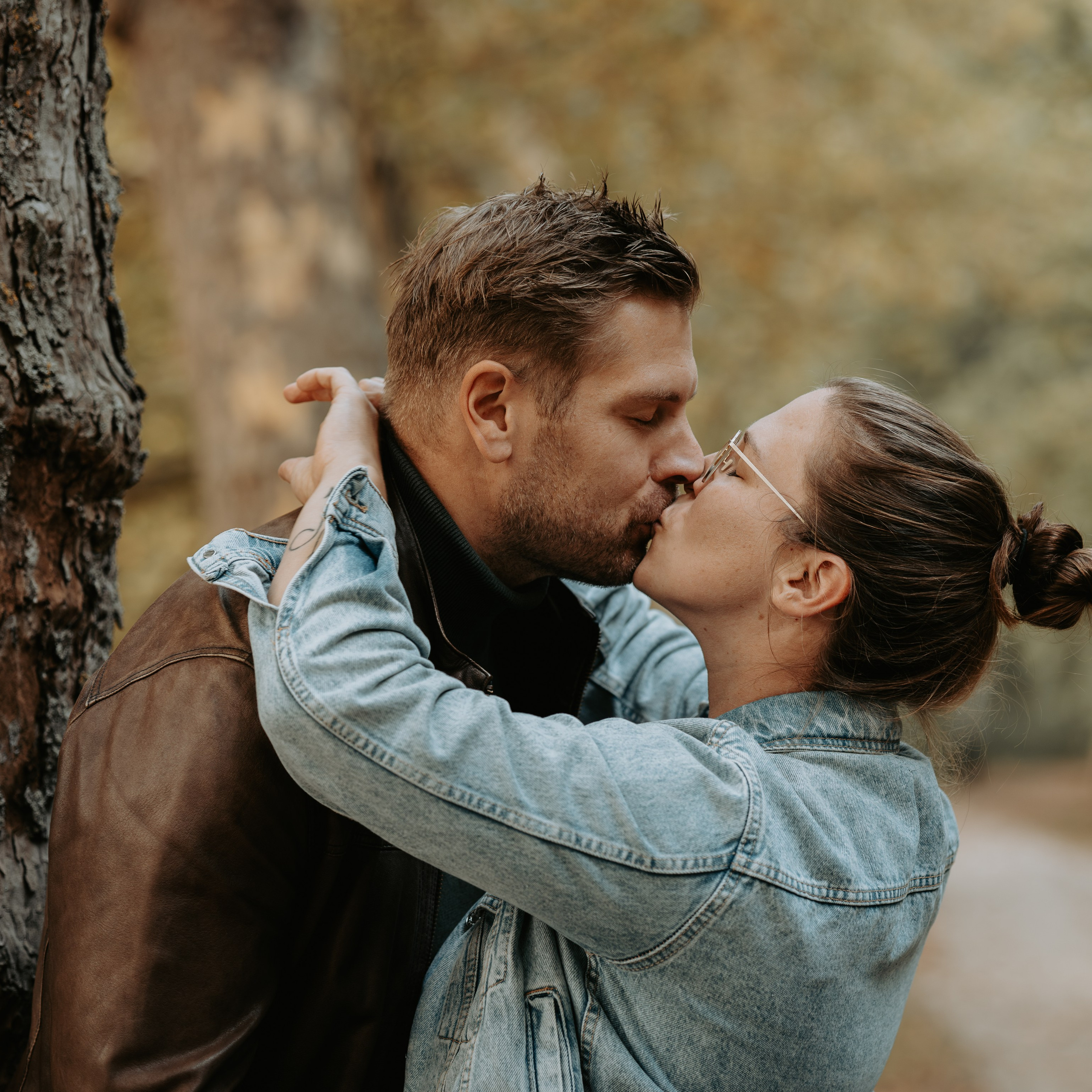 Bruidspaar deelt liefdevolle blik tijdens trouwshoot door Kapture Fotografie