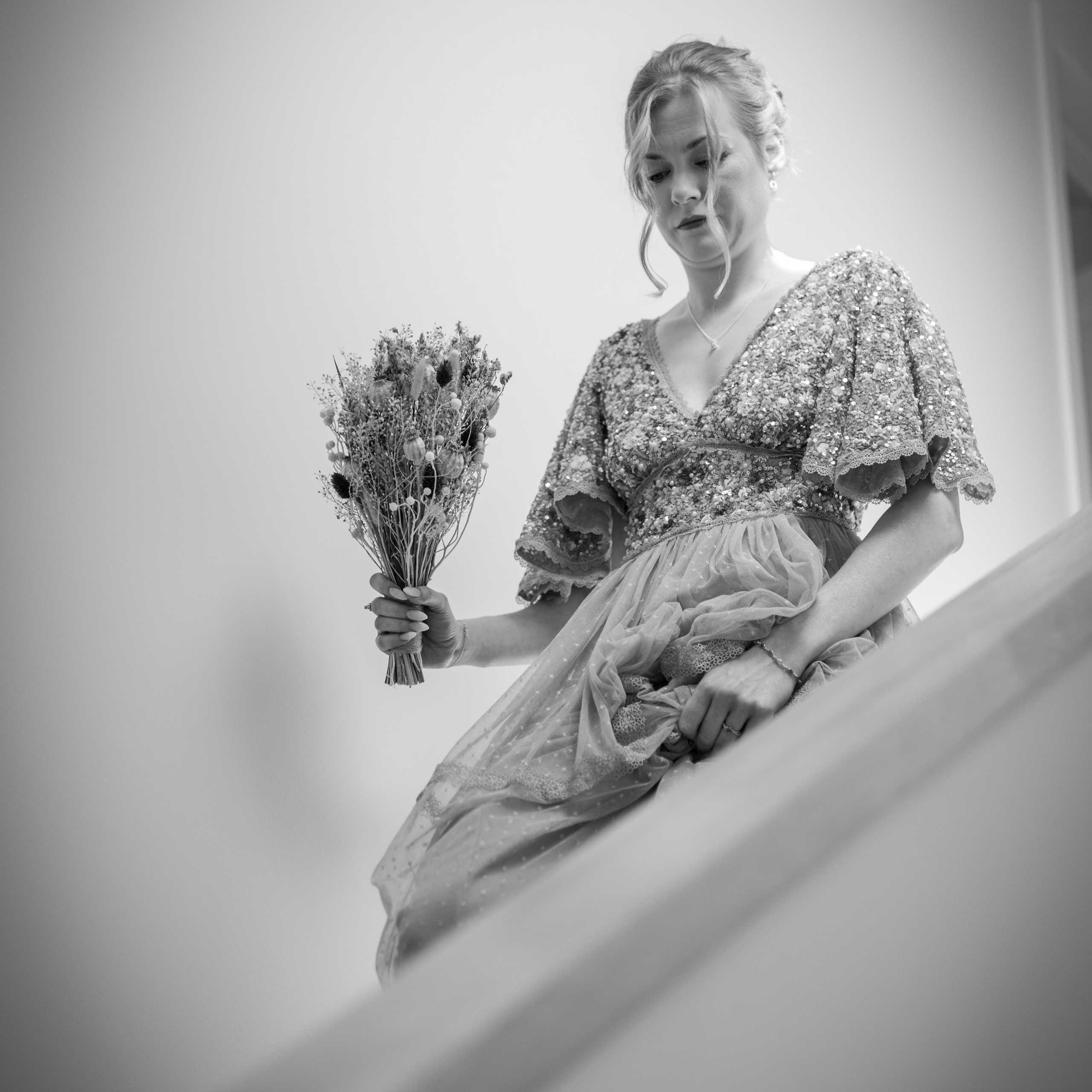 Bruid die de trap afkomt in de stralende zon - Kapture Fotografie