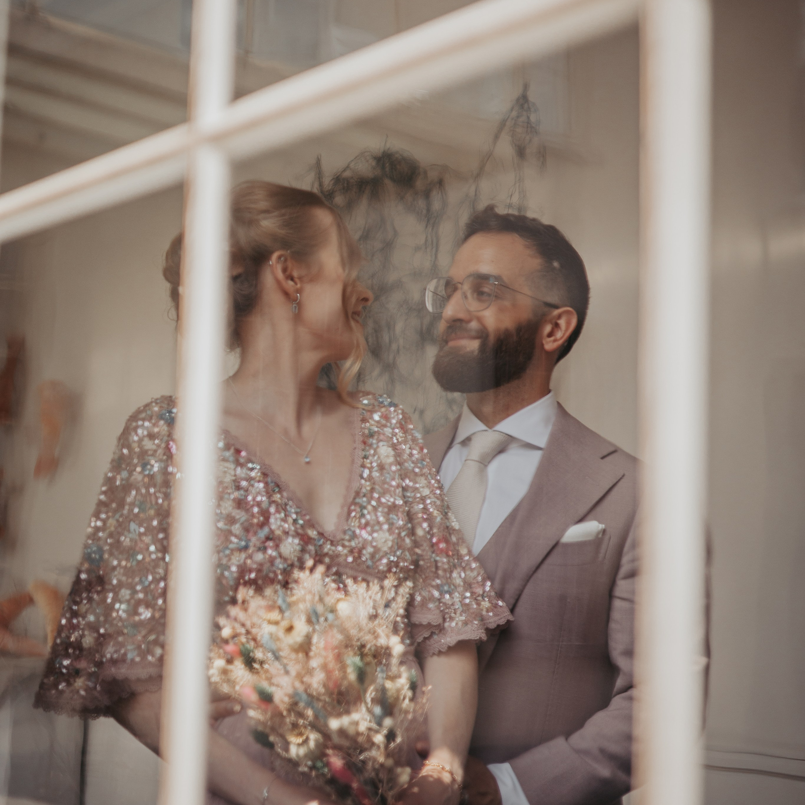 Koppel deelt spontane lach tijdens fotosessie in een abdij