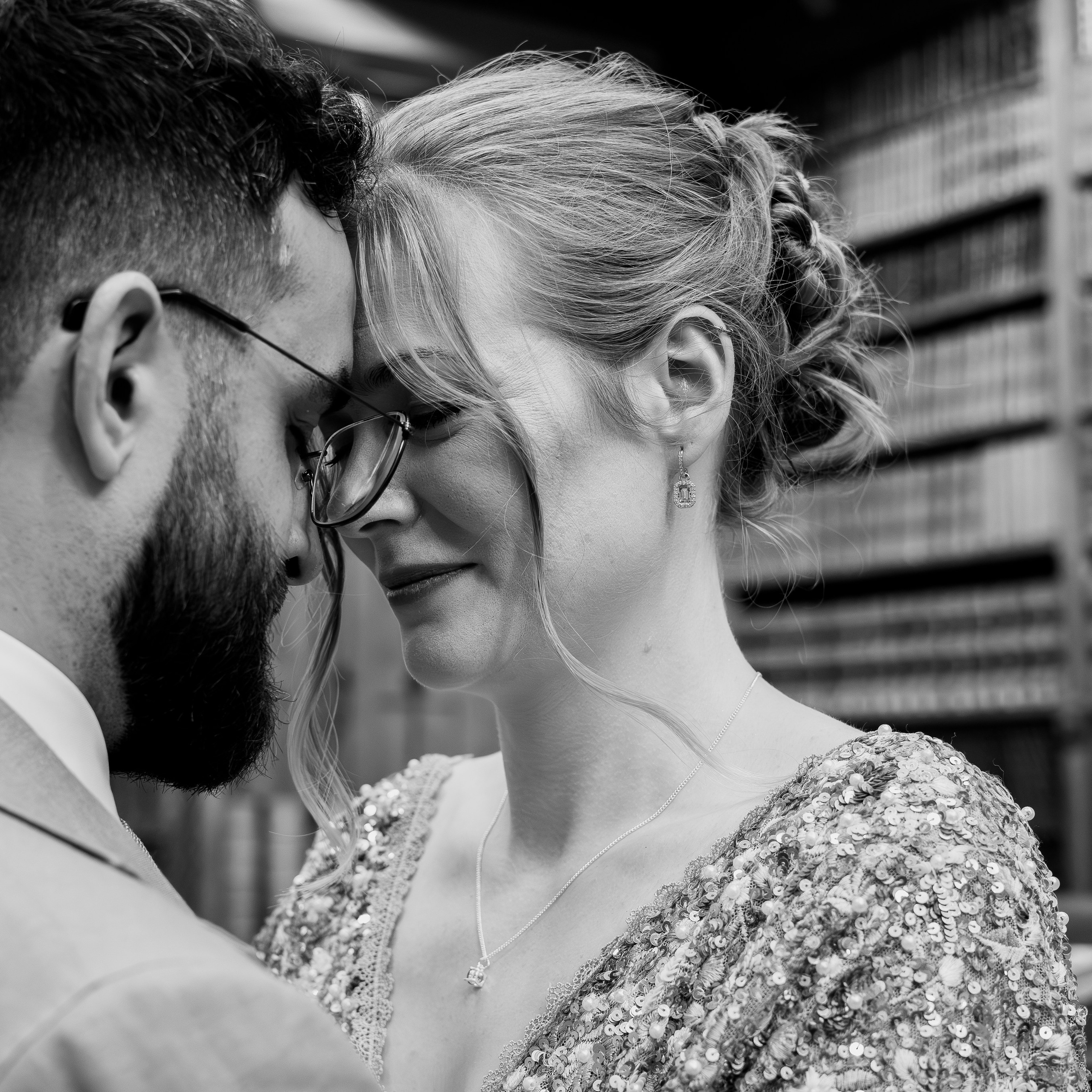 Romantische trouwfoto van bruidspaar - Kapture Fotografie