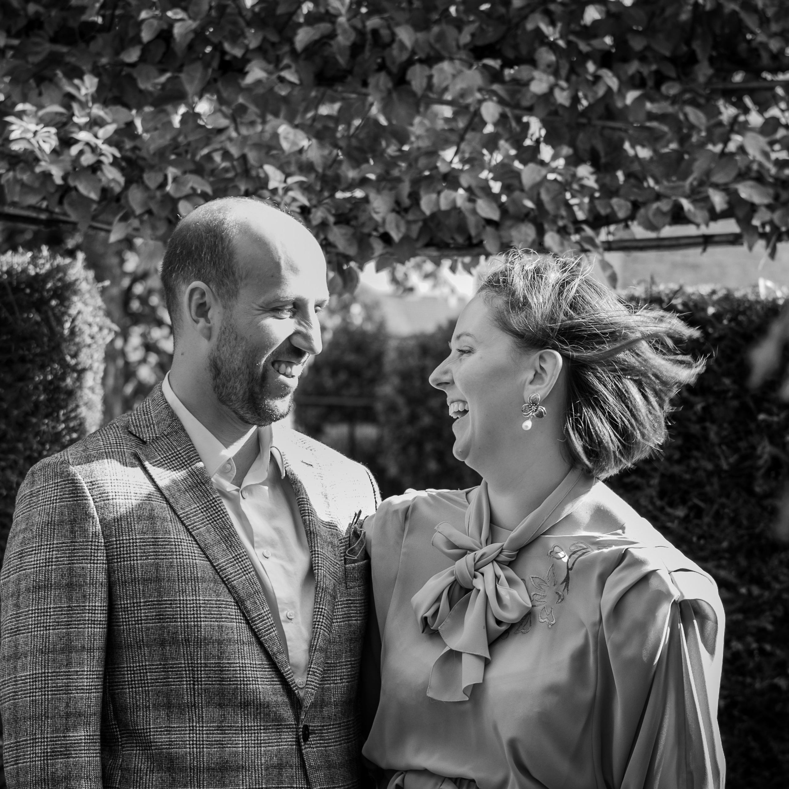 Intieme trouwfoto van bruid en bruidegom - Kapture Fotografie