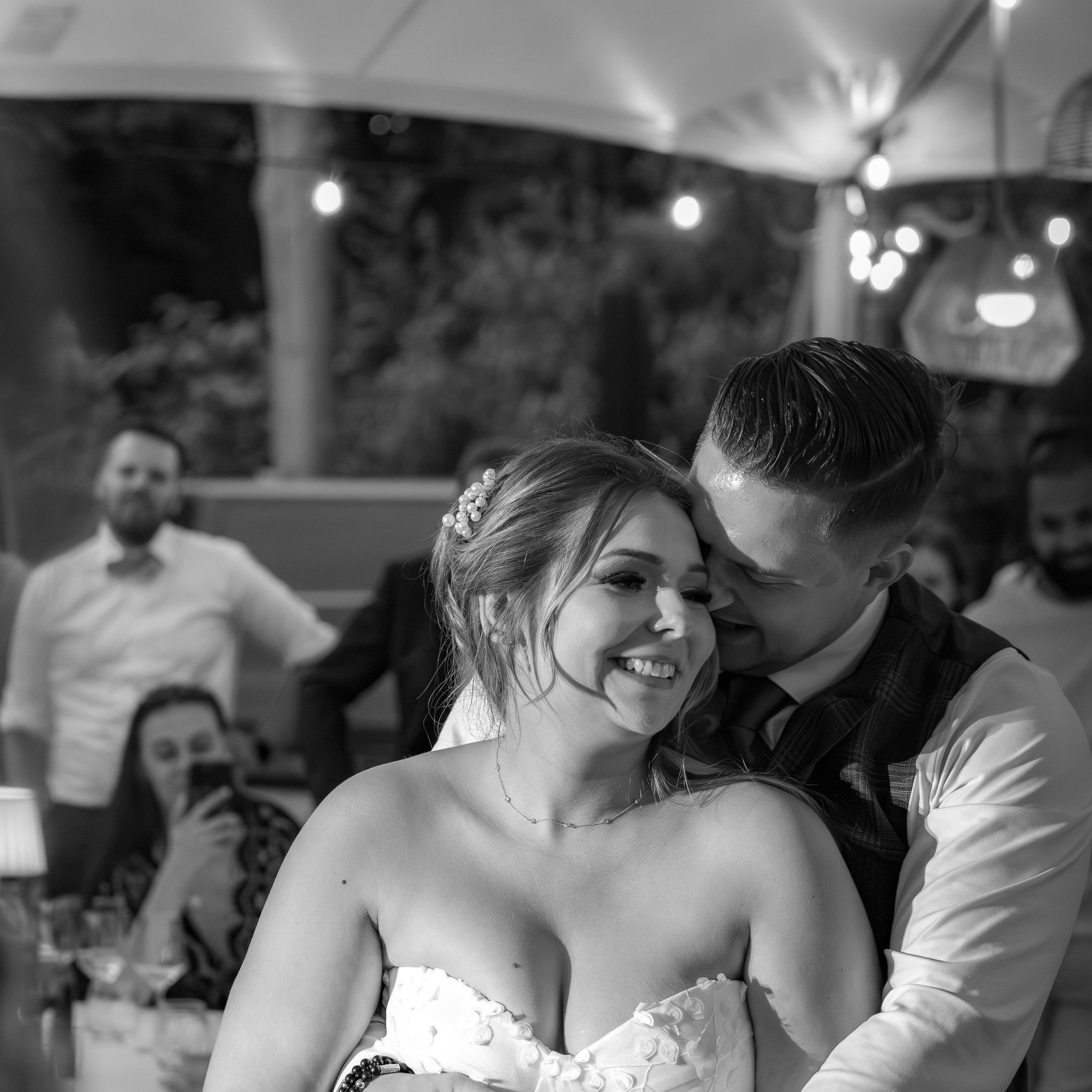 Bruidspaar lacht tijdens eerste dans - Kapture Fotografie