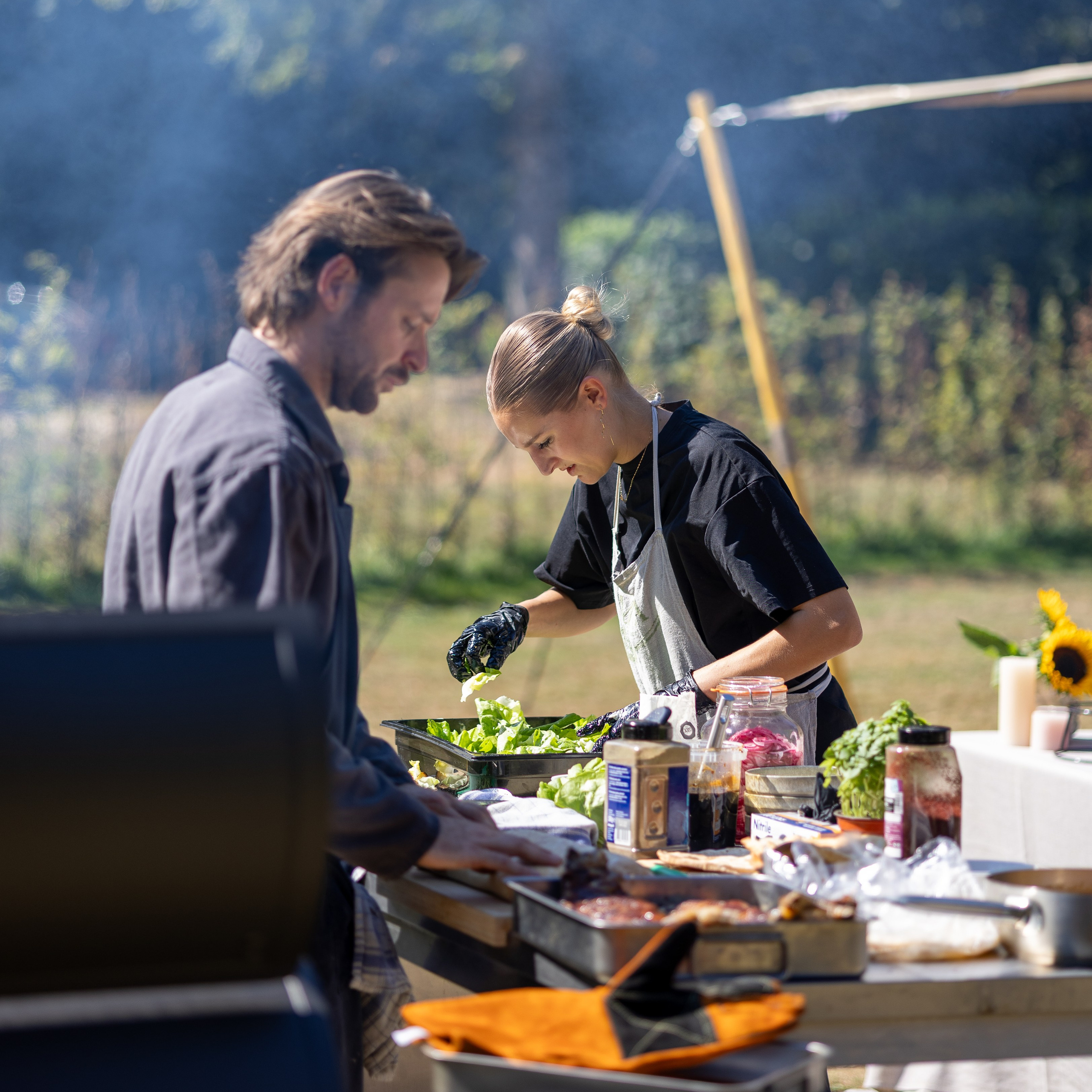 Catering en barbecue tijdens gezellig familiefeest vastgelegd door Kapture Fotografie