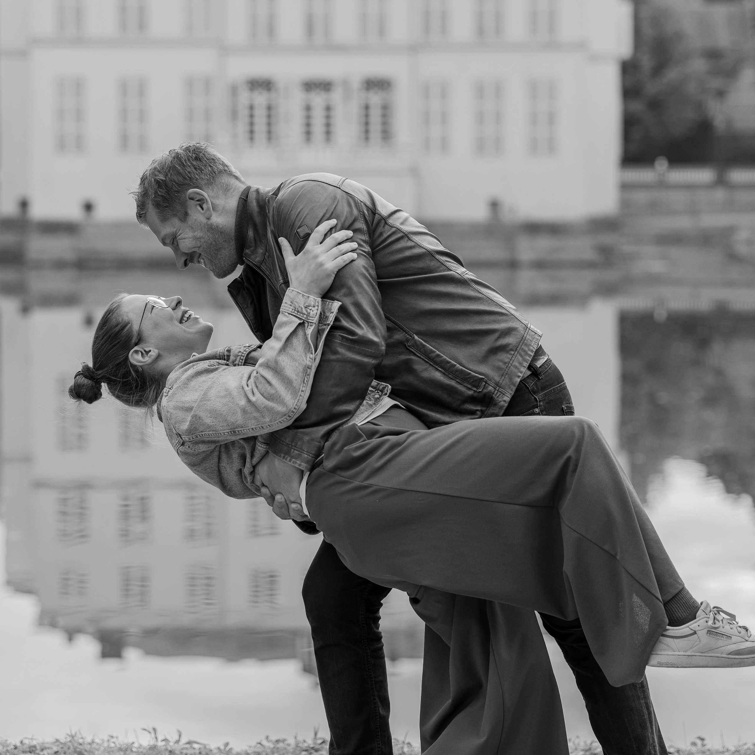 Spontane trouwfoto van lachend koppel tijdens hun bruiloft