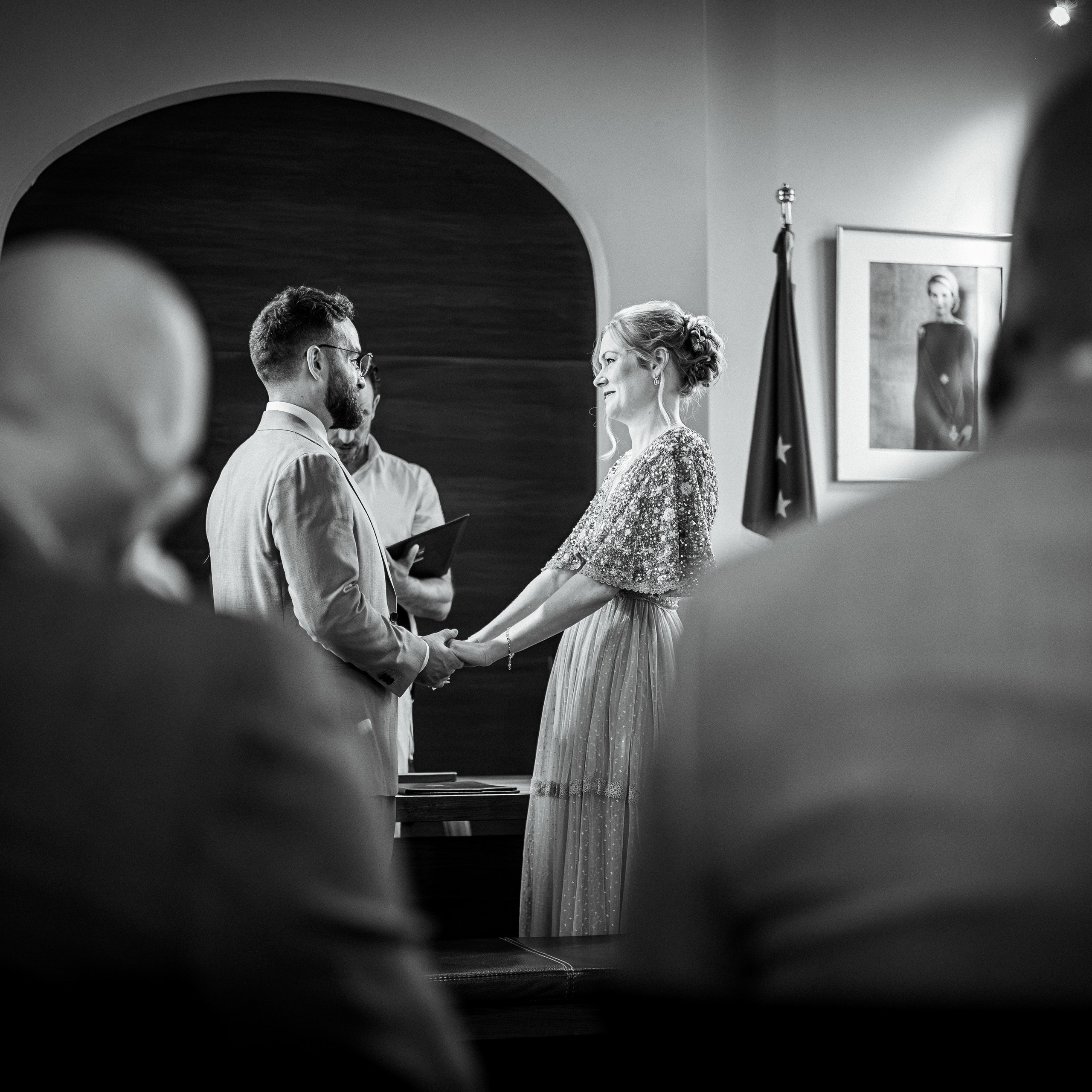 Romantische trouwfoto van koppel bij raam zacht licht binnen