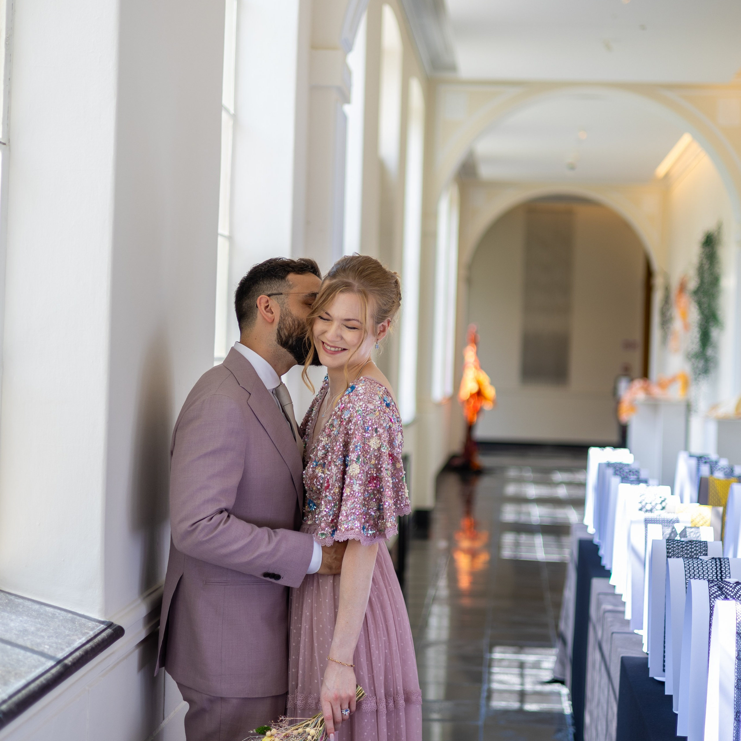 Bruid en bruidegom lachen spontaan tijdens romantische trouwfotoshoot in abdij vastgelegd door Kapture Fotografie