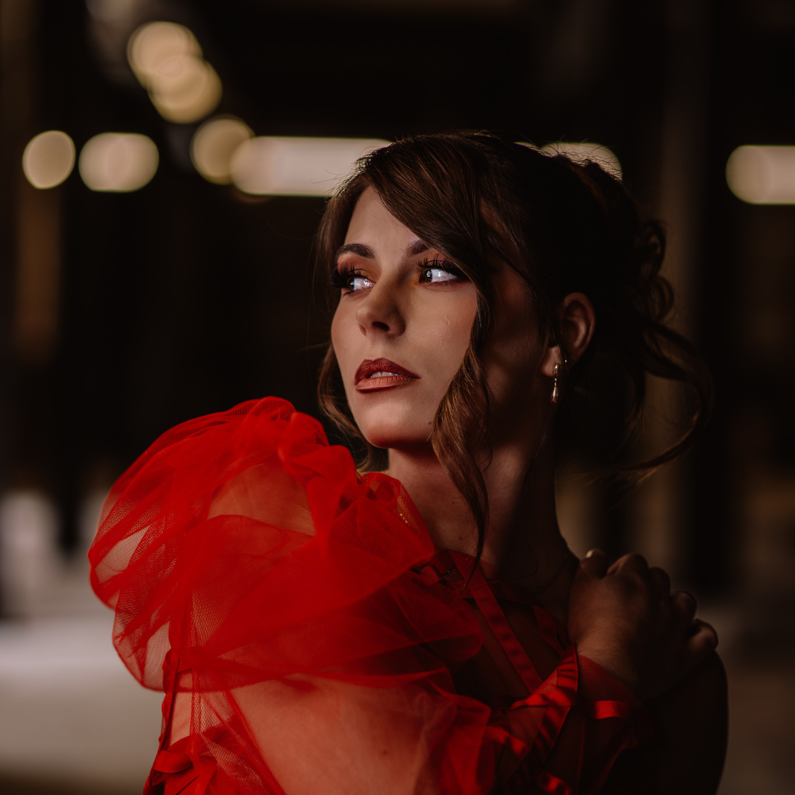 Bruid in moderne haute couture trouwjurk tijdens elegante binnenlocatie