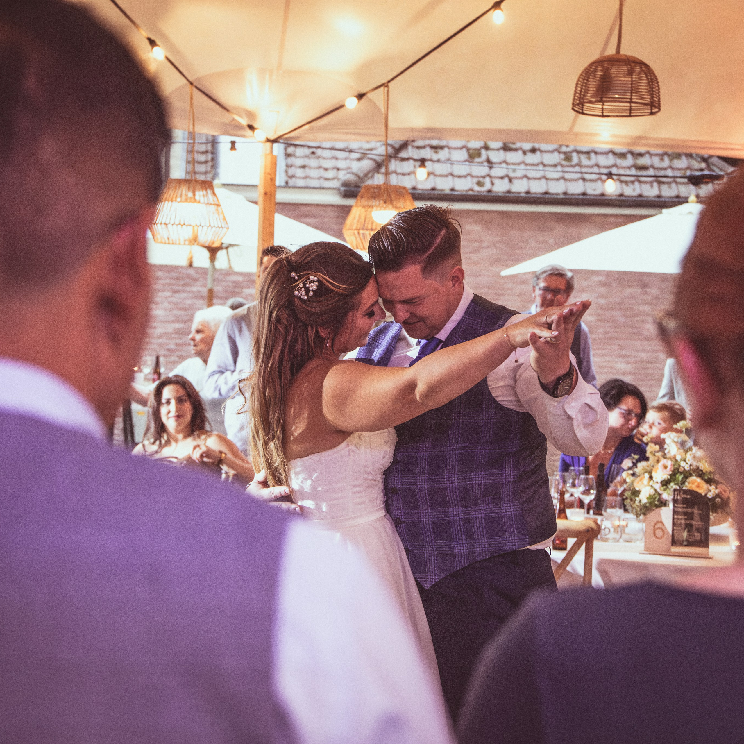 ruidspaar danst op hun eerste dans tijdens avondfeest - Kapture Fotografie