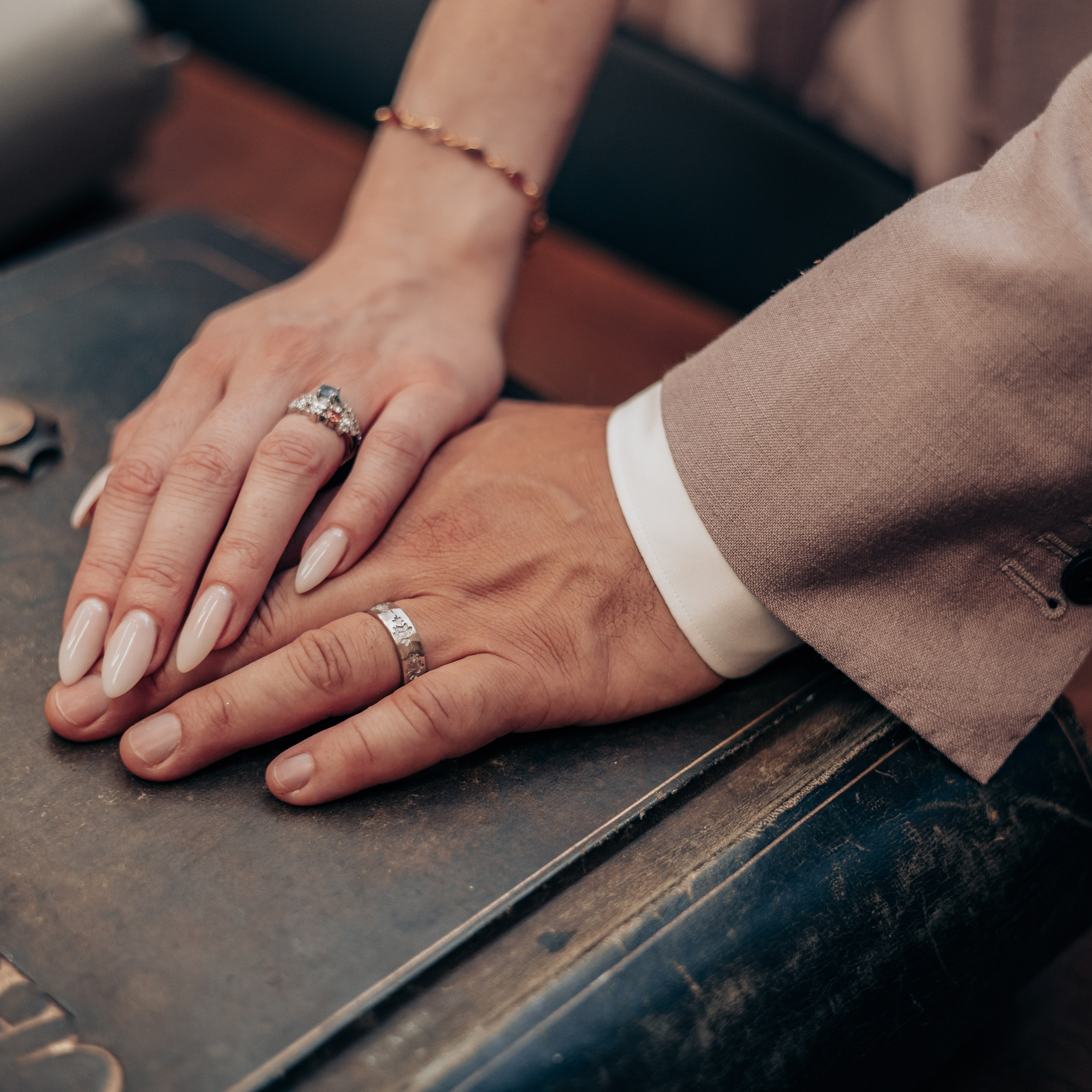 Detailfoto van trouwringen tijdens stijlvolle huwelijksreportage - Kapture Fotografie