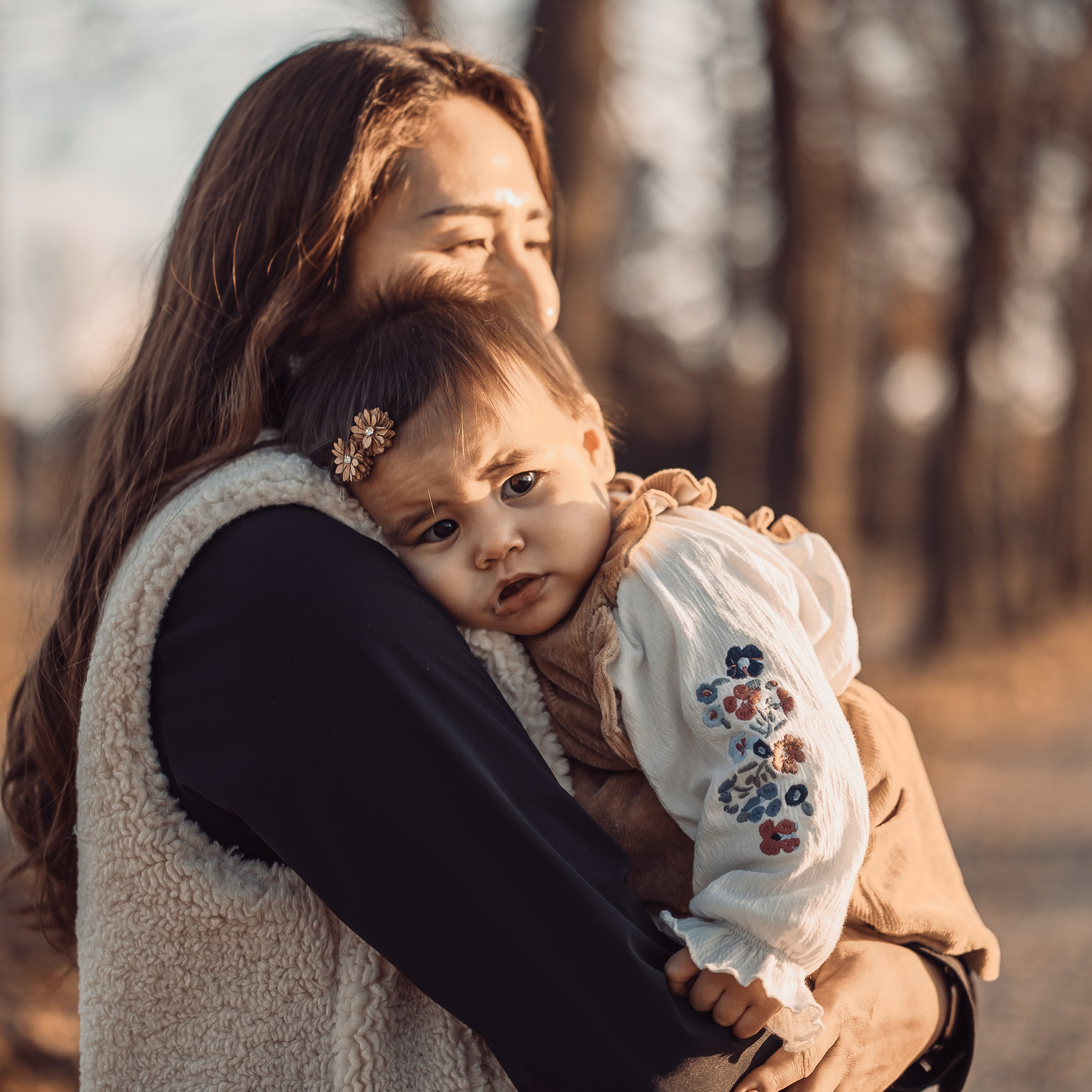 Gezinsfotografie in de herfst – spontane momenten tussen vallende bladeren - Kapture Fotografie