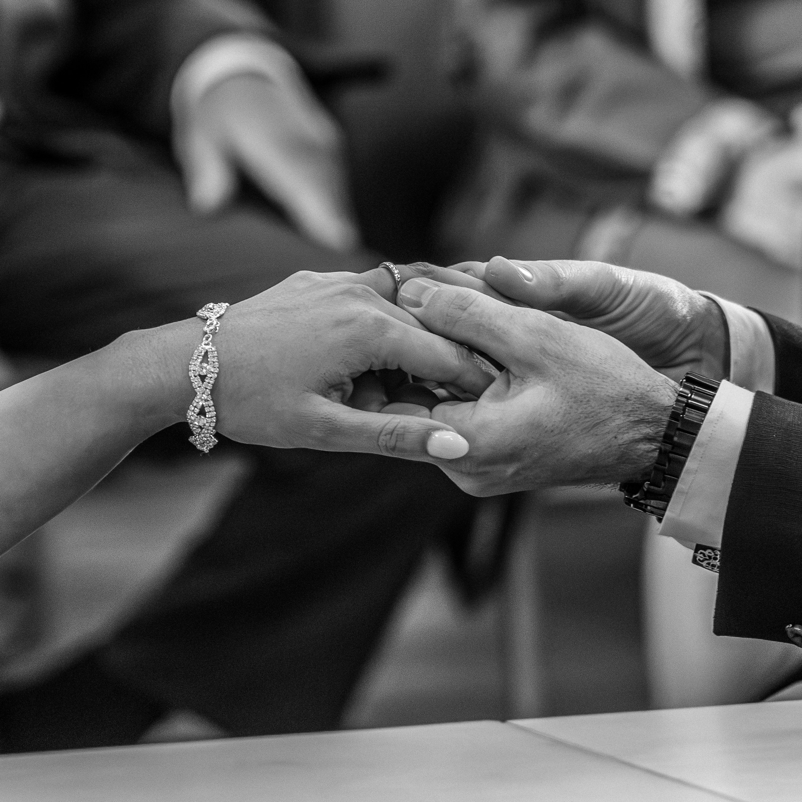 Romantische detailfoto van de handen tijdens de geloften - Kapture Fotografie
