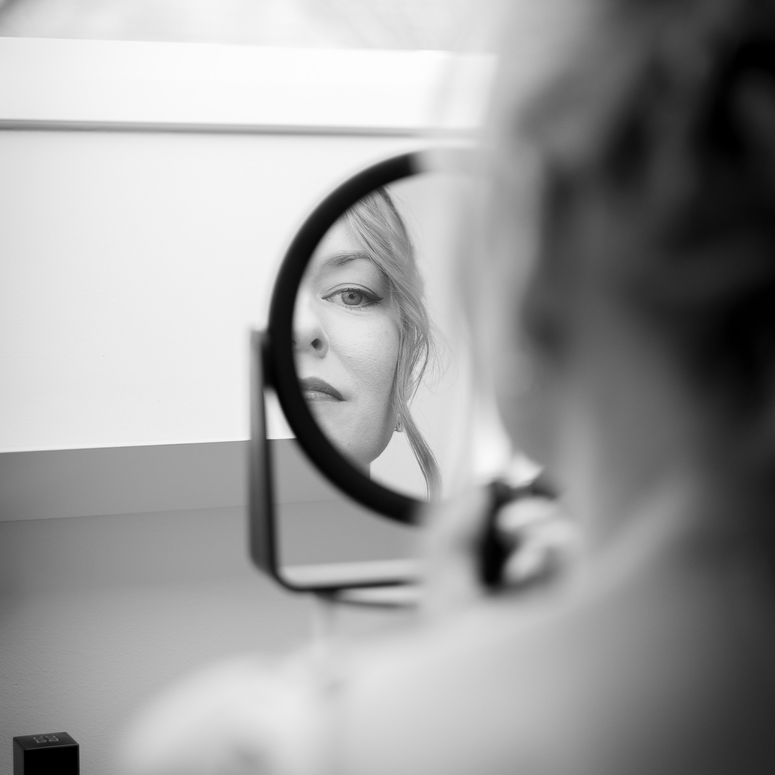 Bruid laat haar make-up aanbrengen tijdens de ochtend van de bruiloft - Kapture Fotografie