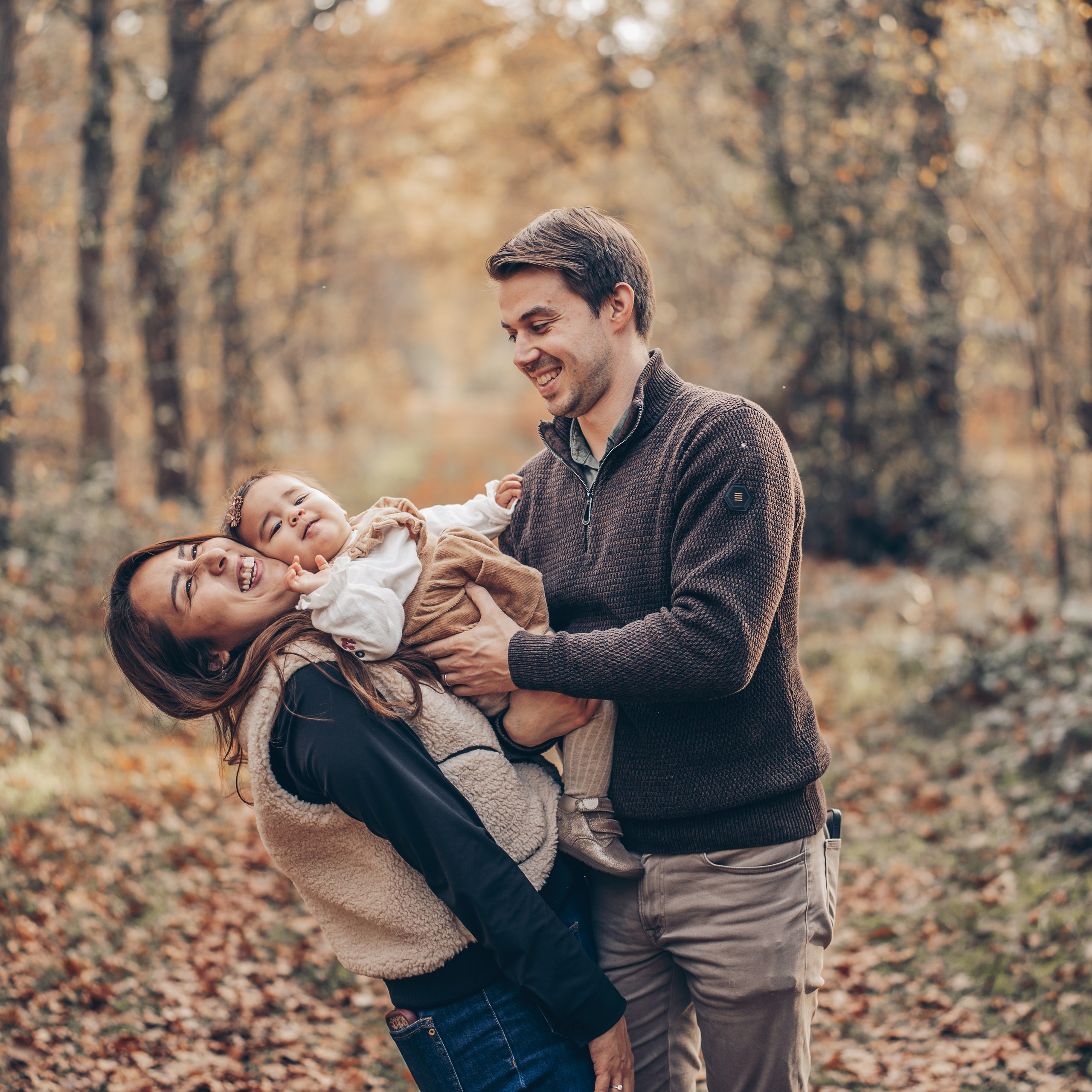Lachende familie op fotoshoot in het park met gouden herfstlicht - Kapture Fotografie