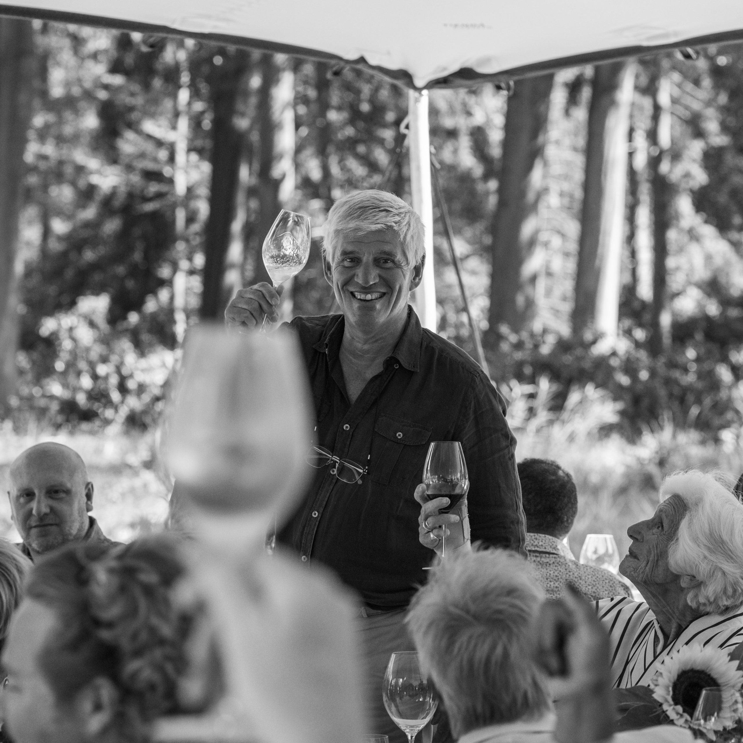Familie heft het glas tijdens feestelijk moment op familiefeest vastgelegd door Kapture Fotografie