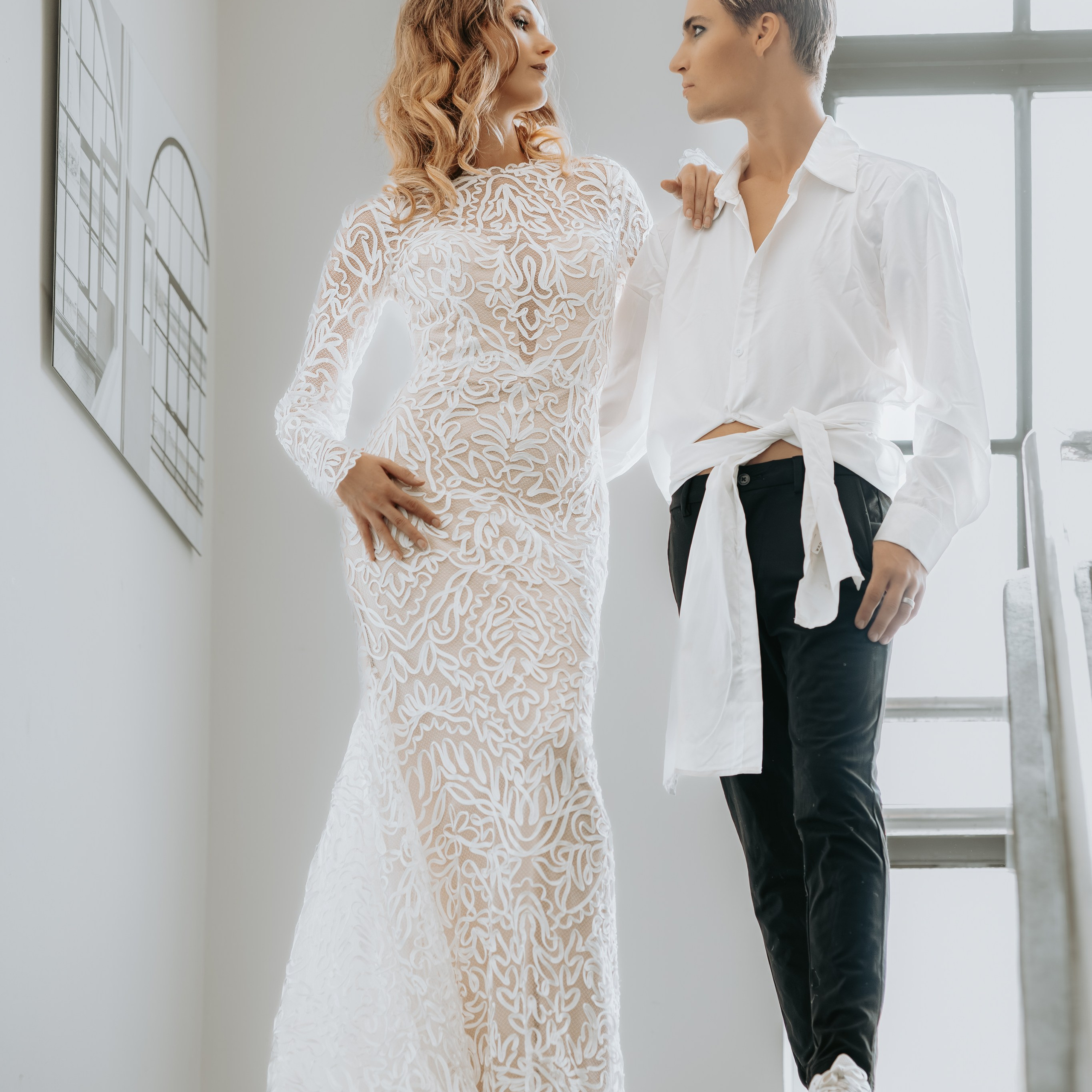 Bruid en Bruidegom in exclusieve designer trouwjurk tijdens luxueuze bruiloft