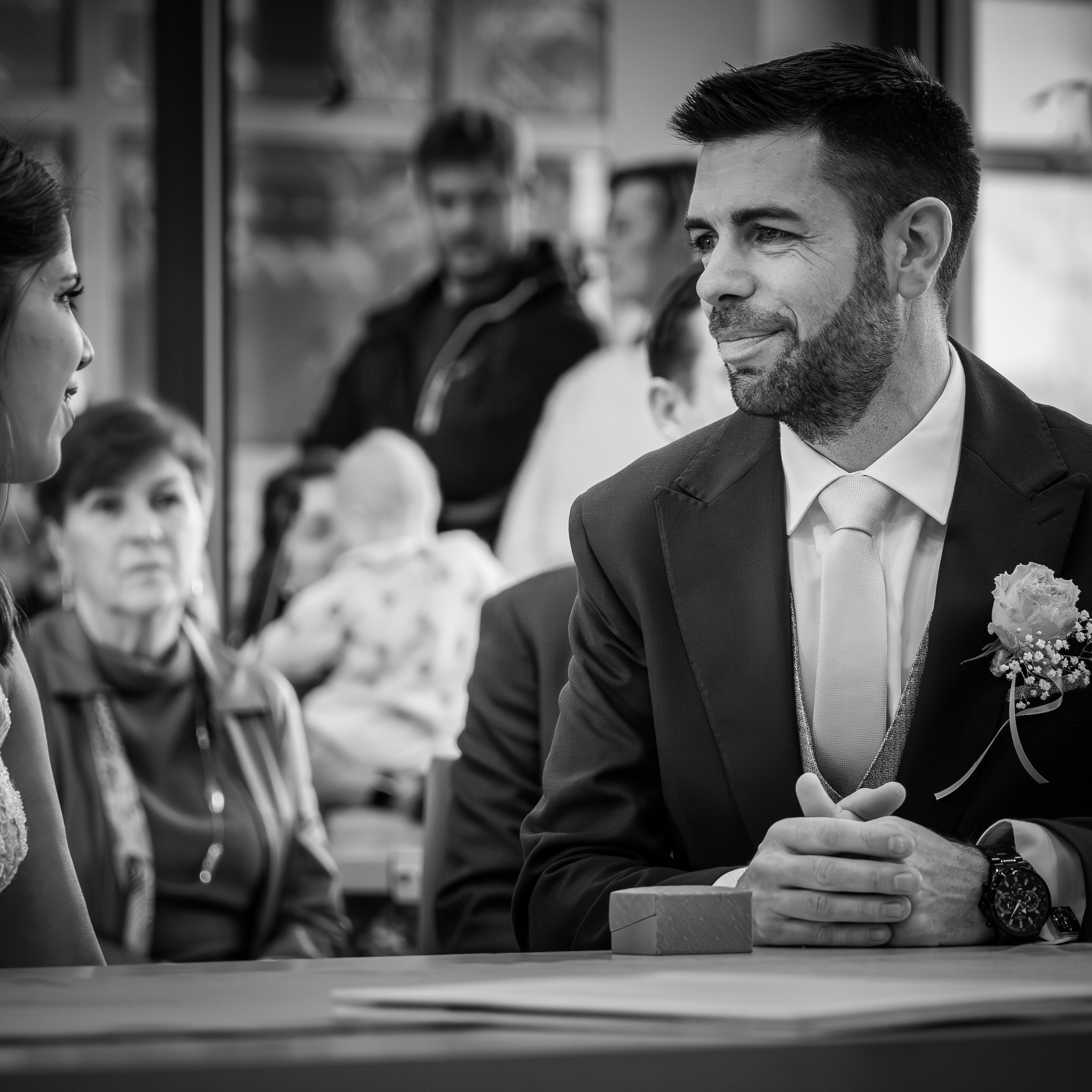 Bruid en bruidegom kijken elkaar liefdevol aan tijdens trouwceremonie - Kapture Fotografie