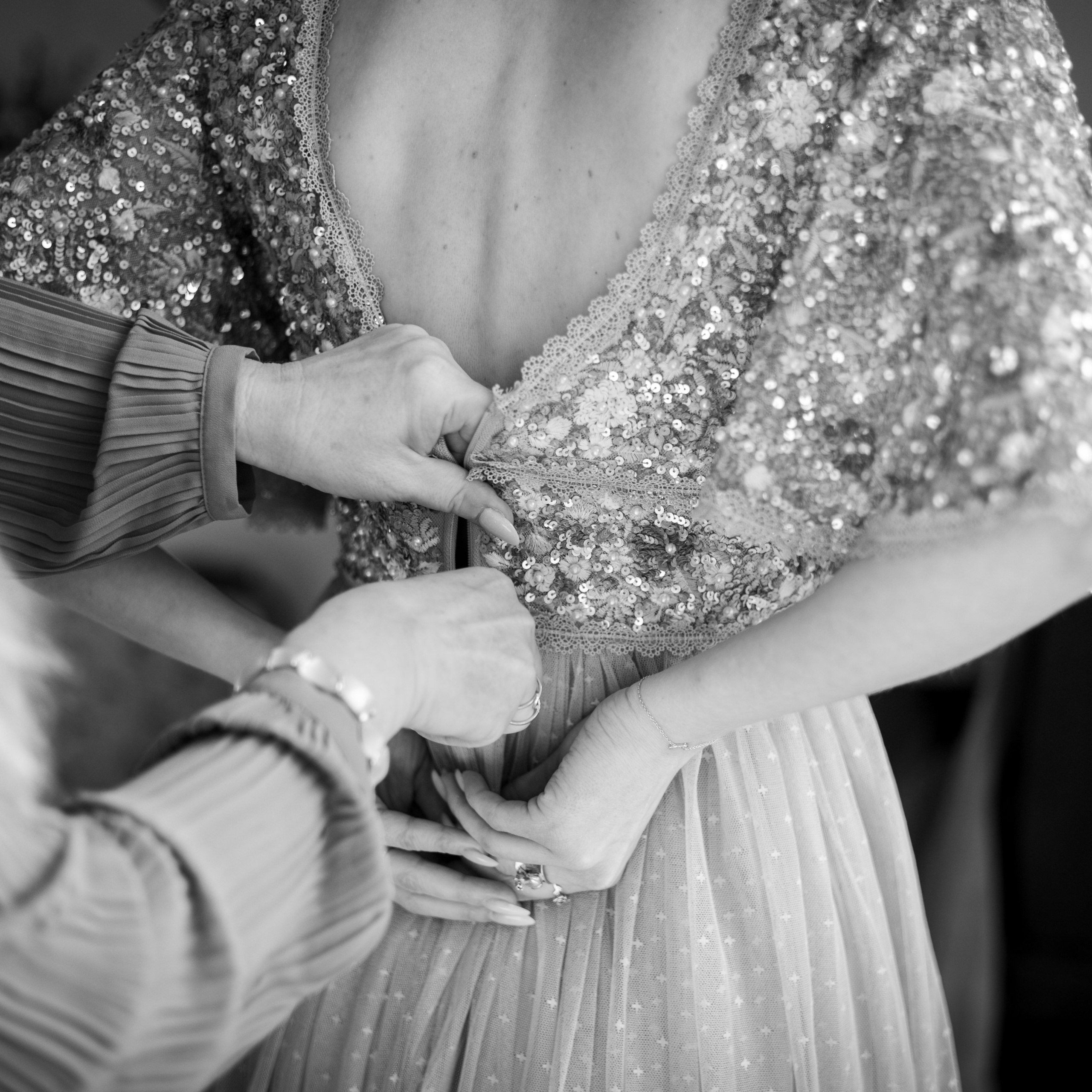 Detailfoto van elegante trouwjurk met kanten details en zachte stof - Kapture Fotografie