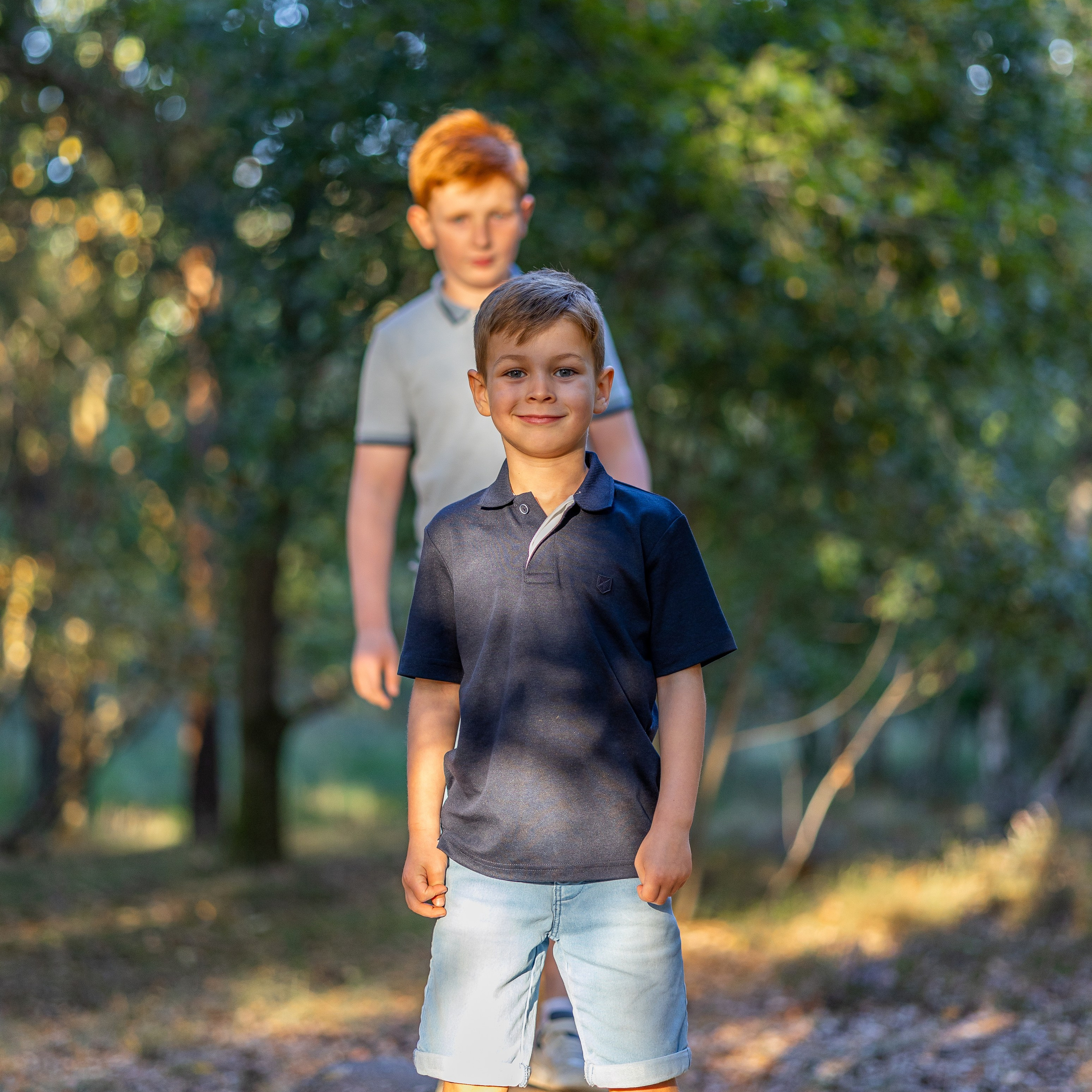Twee broers lachen samen tijdens spontane buitenfotoshoot door Kapture Fotografie