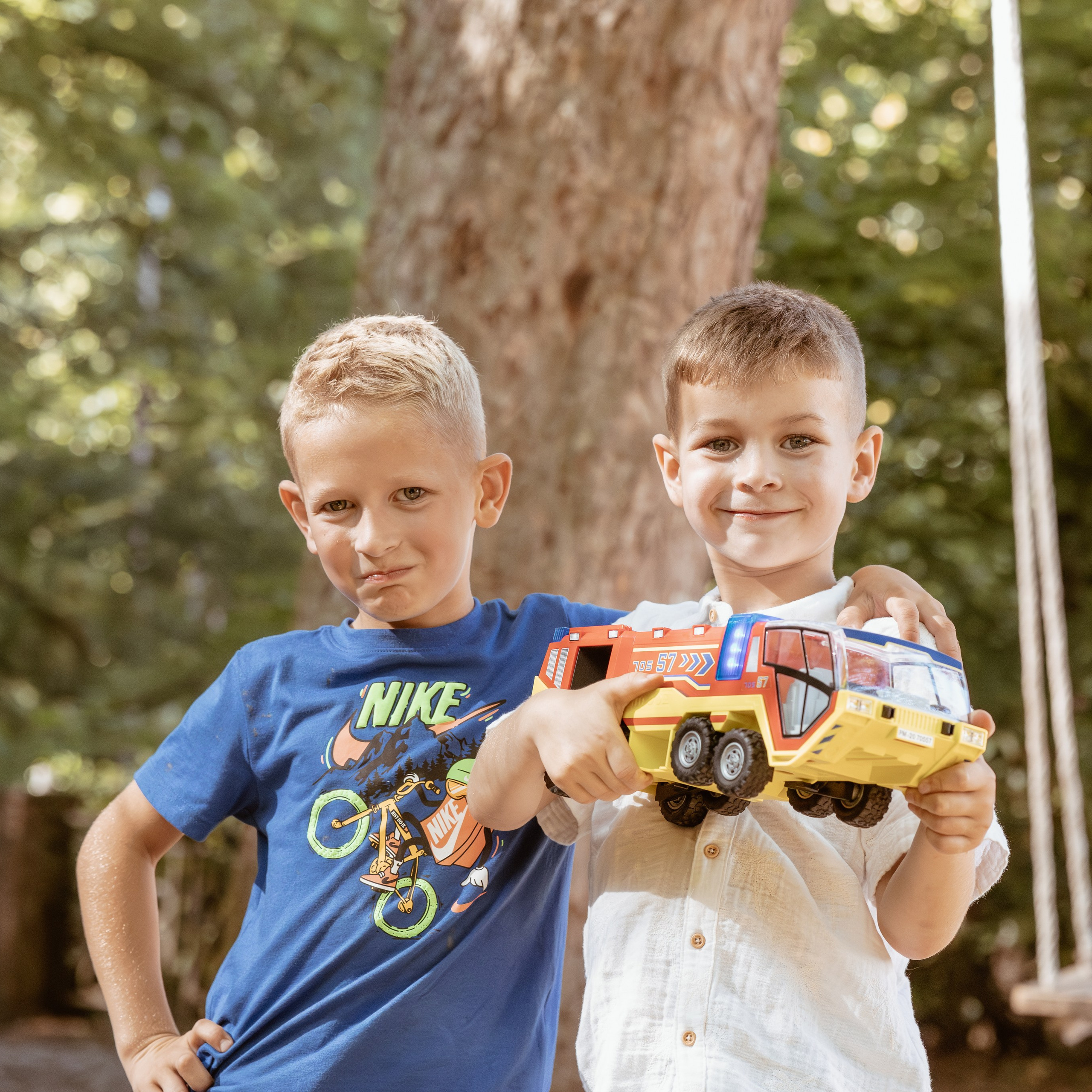 Liefdevol portret van twee neefjes in natuurlijk licht tijdens lifestyle shoot