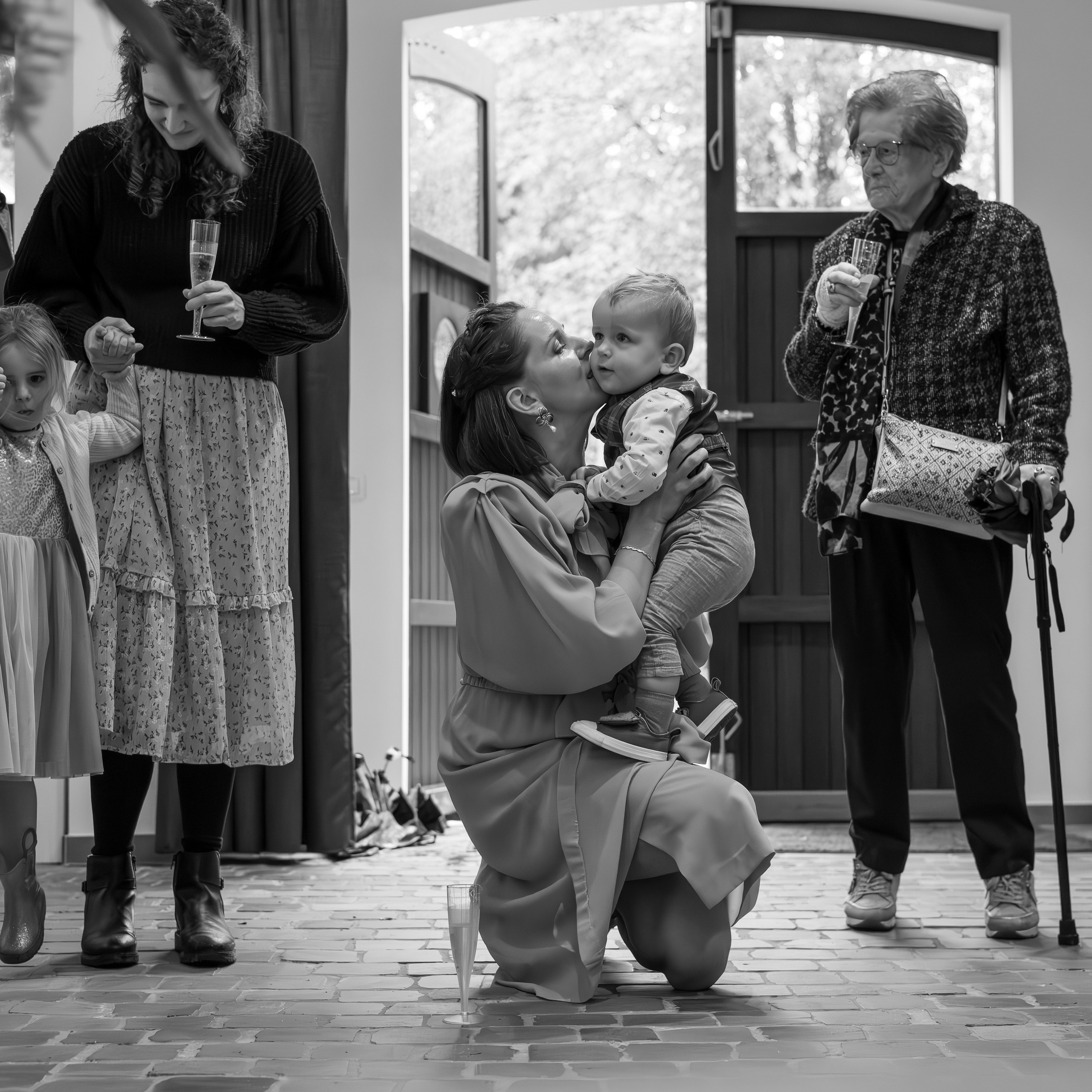 Bruidspaar met hun kinderen op romantische familietrouwfoto - Kapture Fotografie