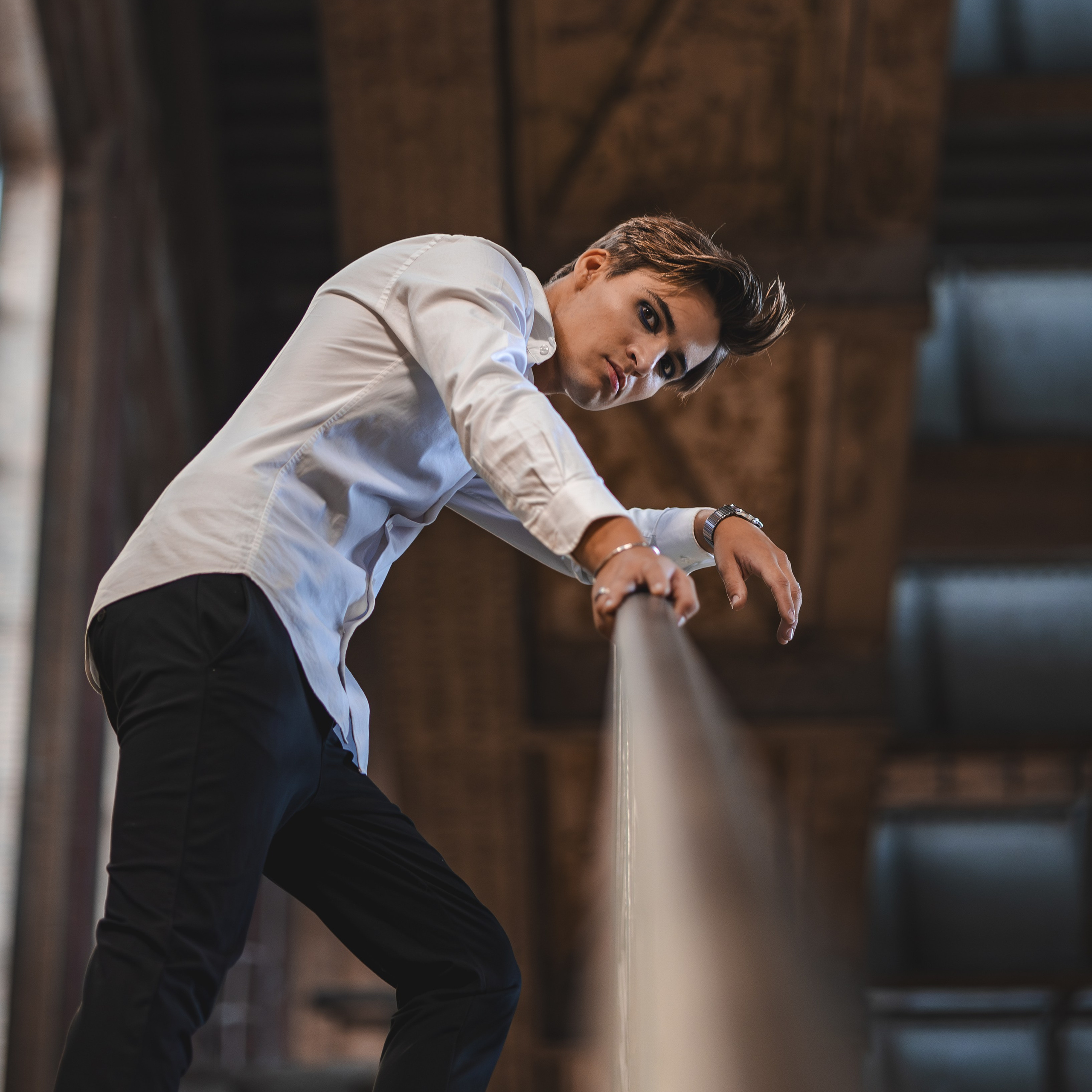 Modeportret in luxueuze designer kleding met subtiel licht