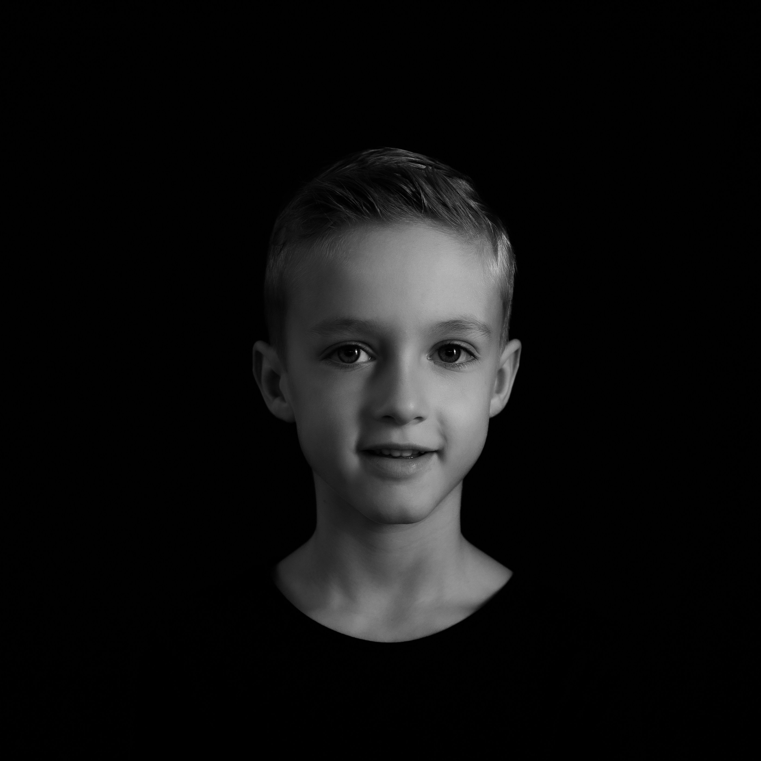 Zwart-wit studio profielfoto met professionele belichting vastgelegd door Kapture Fotografie