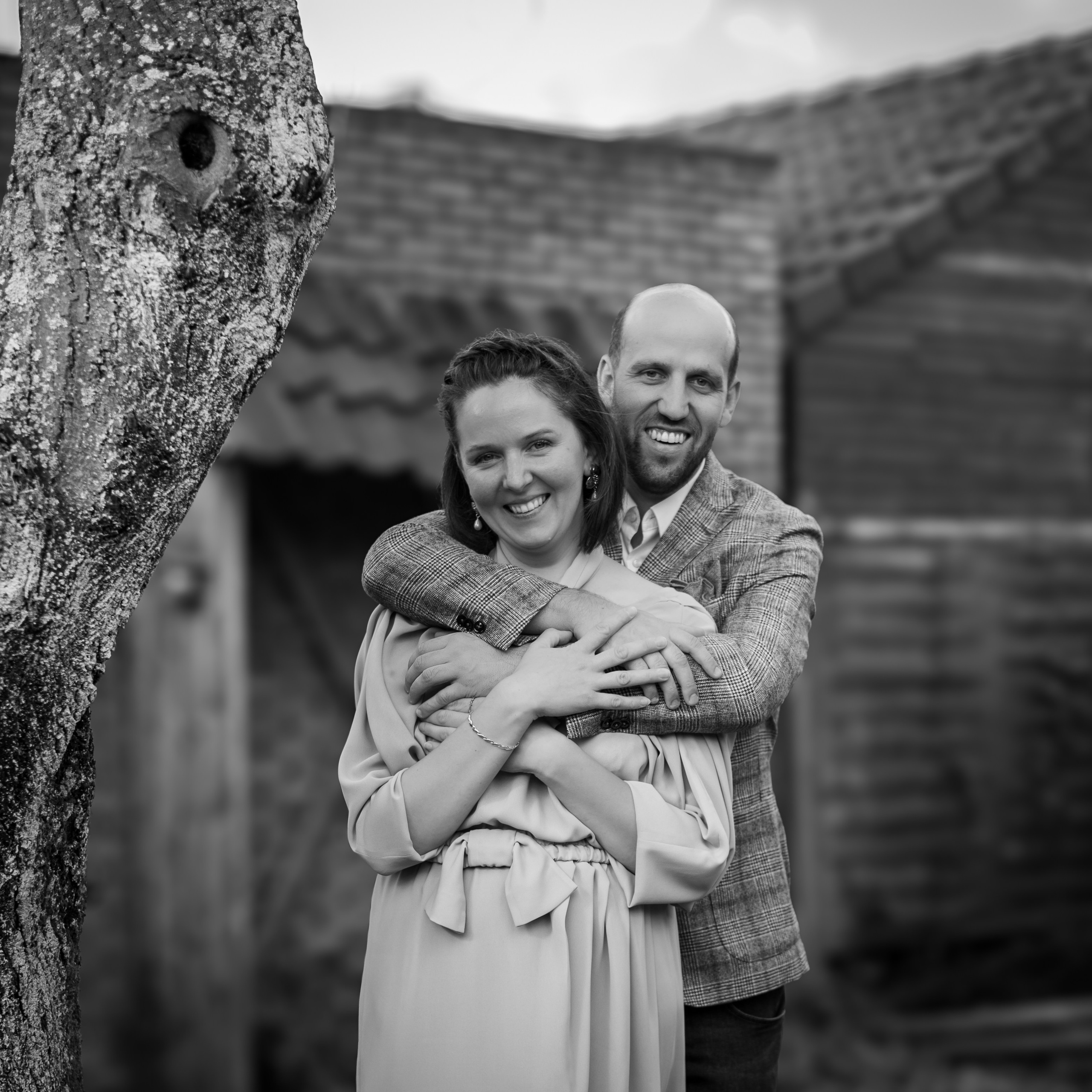 Bruidspaar knuffelt elkaar tijdens romantische trouwshoot - Kapture Fotografie