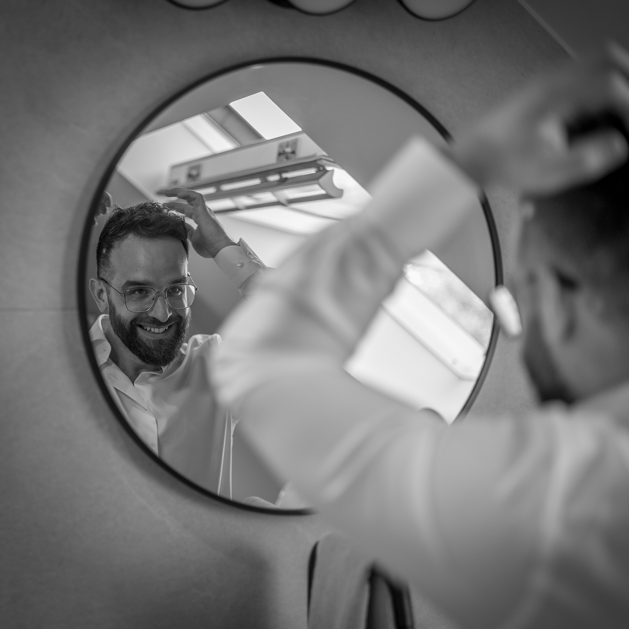 Bruidegom doet manchetknopen om tijdens stijlvolle huwelijksvoorbereiding - Kapture Fotografie