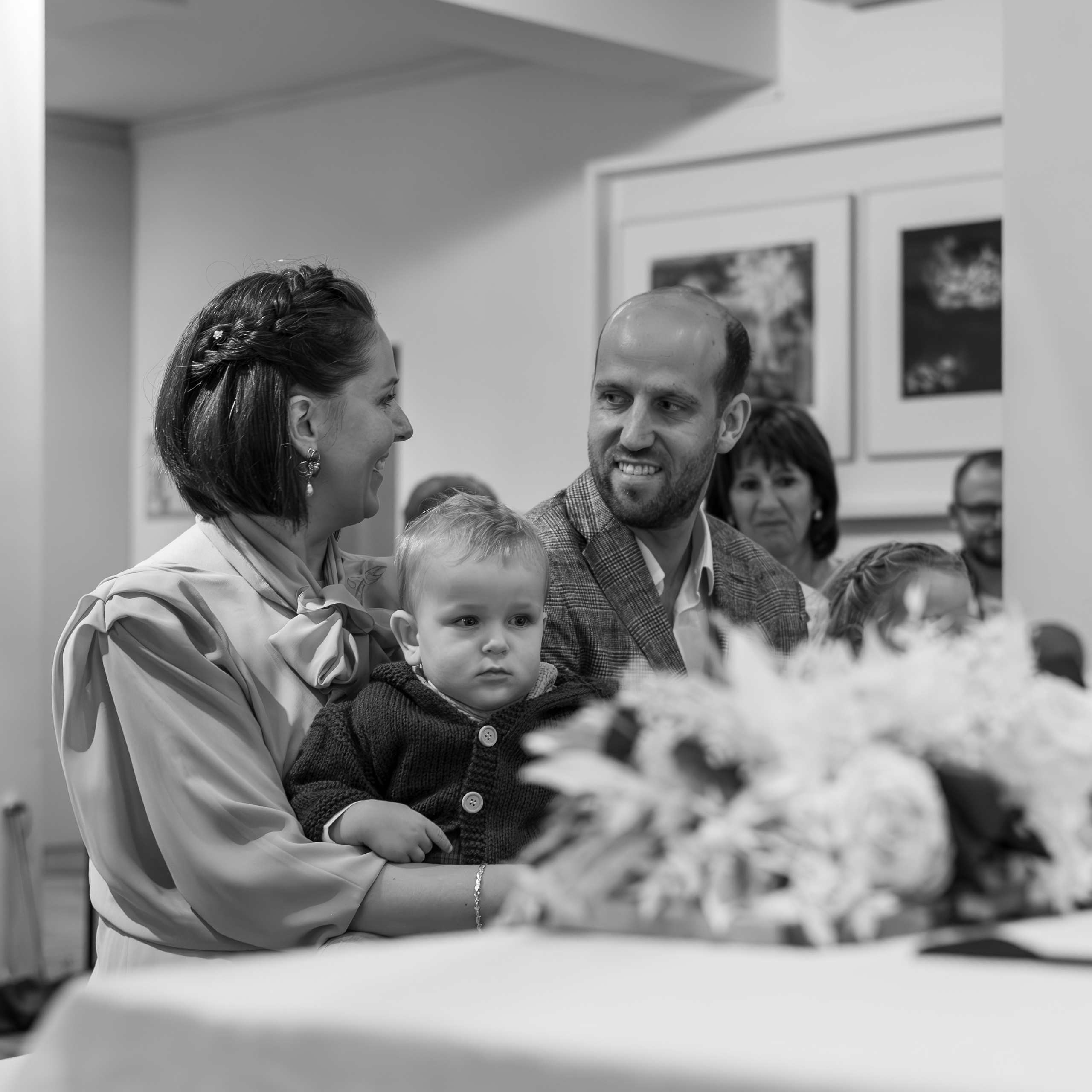 Gezinsmoment tijdens bruiloft – bruid en bruidegom met familie en kinderen - Kapture Fotografie