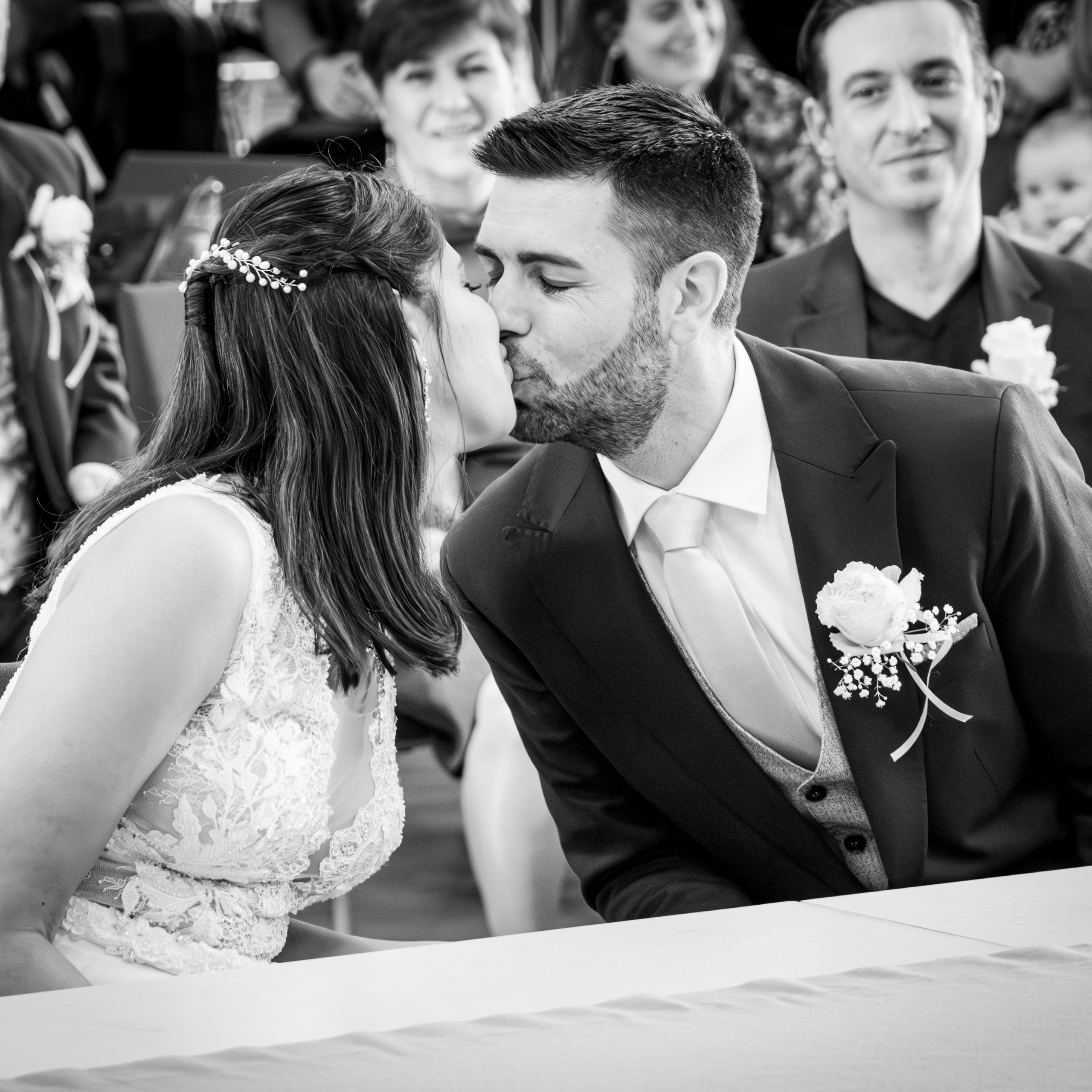 Bruid en bruidegom delen eerste kus tijdens romantische huwelijksceremonie - Kapture Fotografie