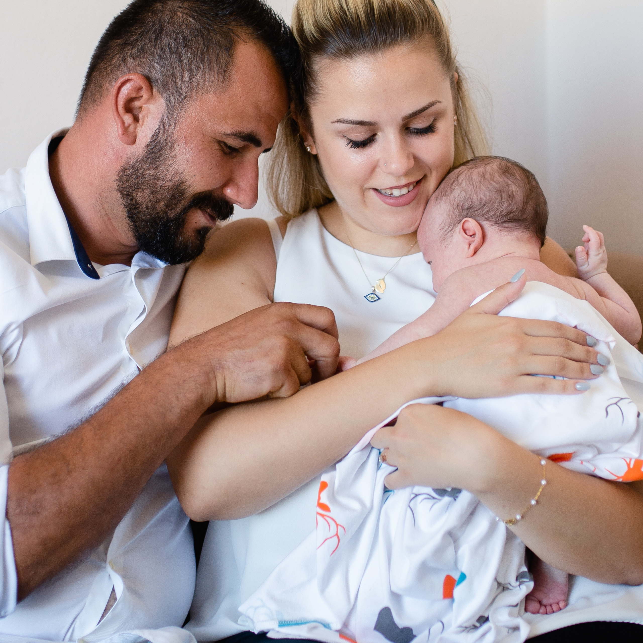 Επαγγελματική φωτογράφιση εγκυμοσύνης και νεογέννητου στη Ρόδο. Φωτογράφος νεογέννητων στη Ρόδο. Φωτογράφιση εγκυμοσύνης