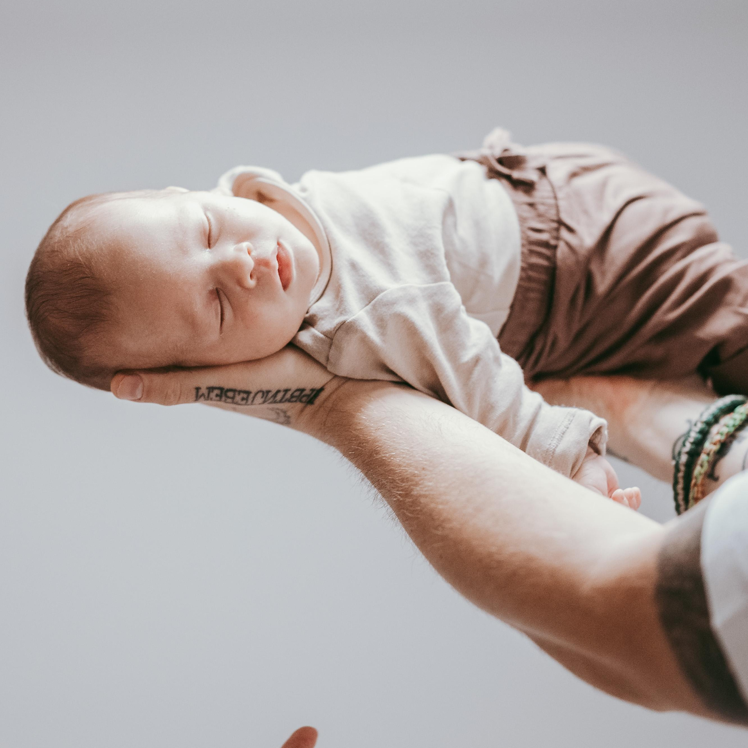 FOTOGRAFISANJE BEBA KOD KUCE. Deciji i porodicni fotograf u Beogradu Oksana Skendzic