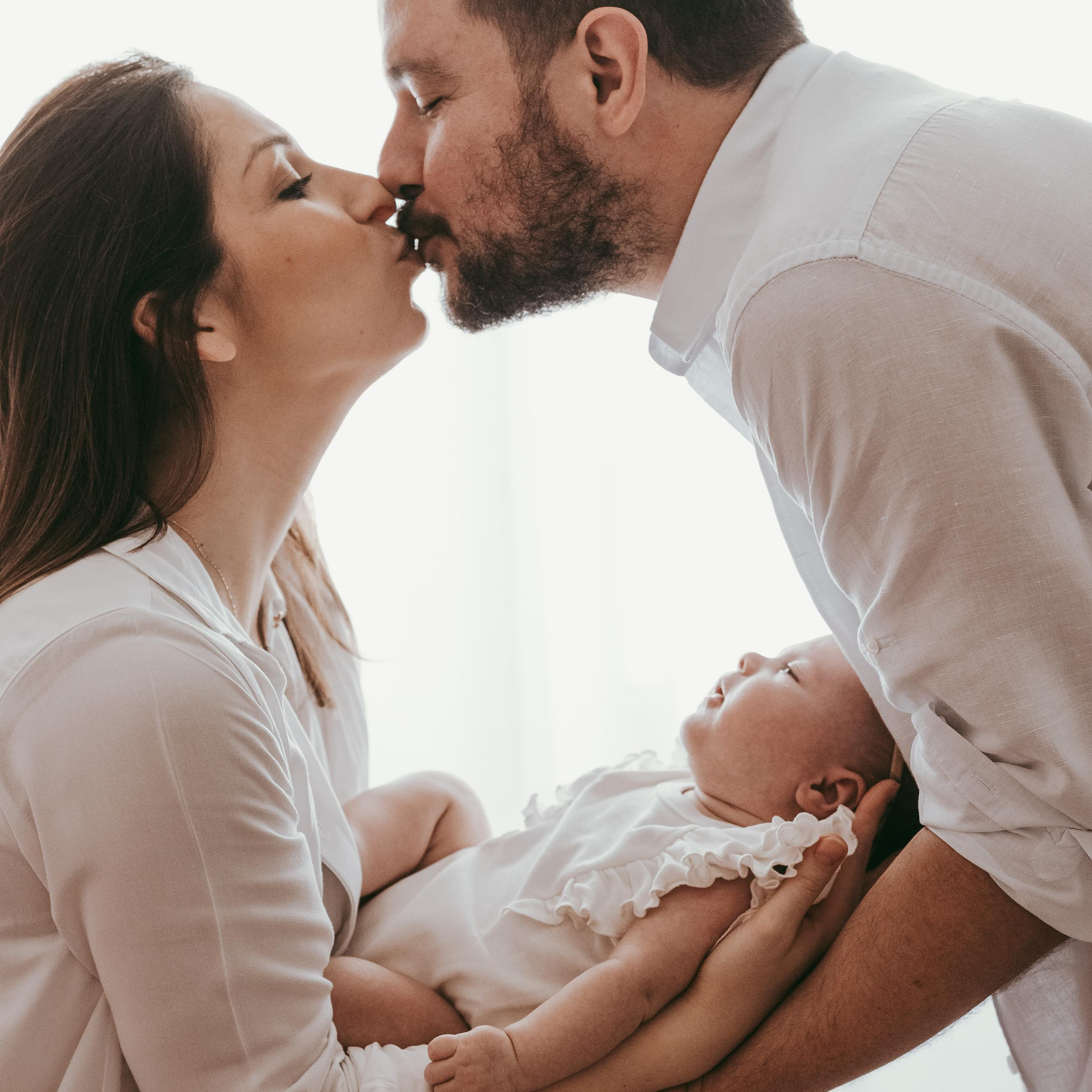 FOTOGRAFISANJE BEBA KOD KUCE. Deciji i porodicni fotograf u Beogradu Oksana Skendzic