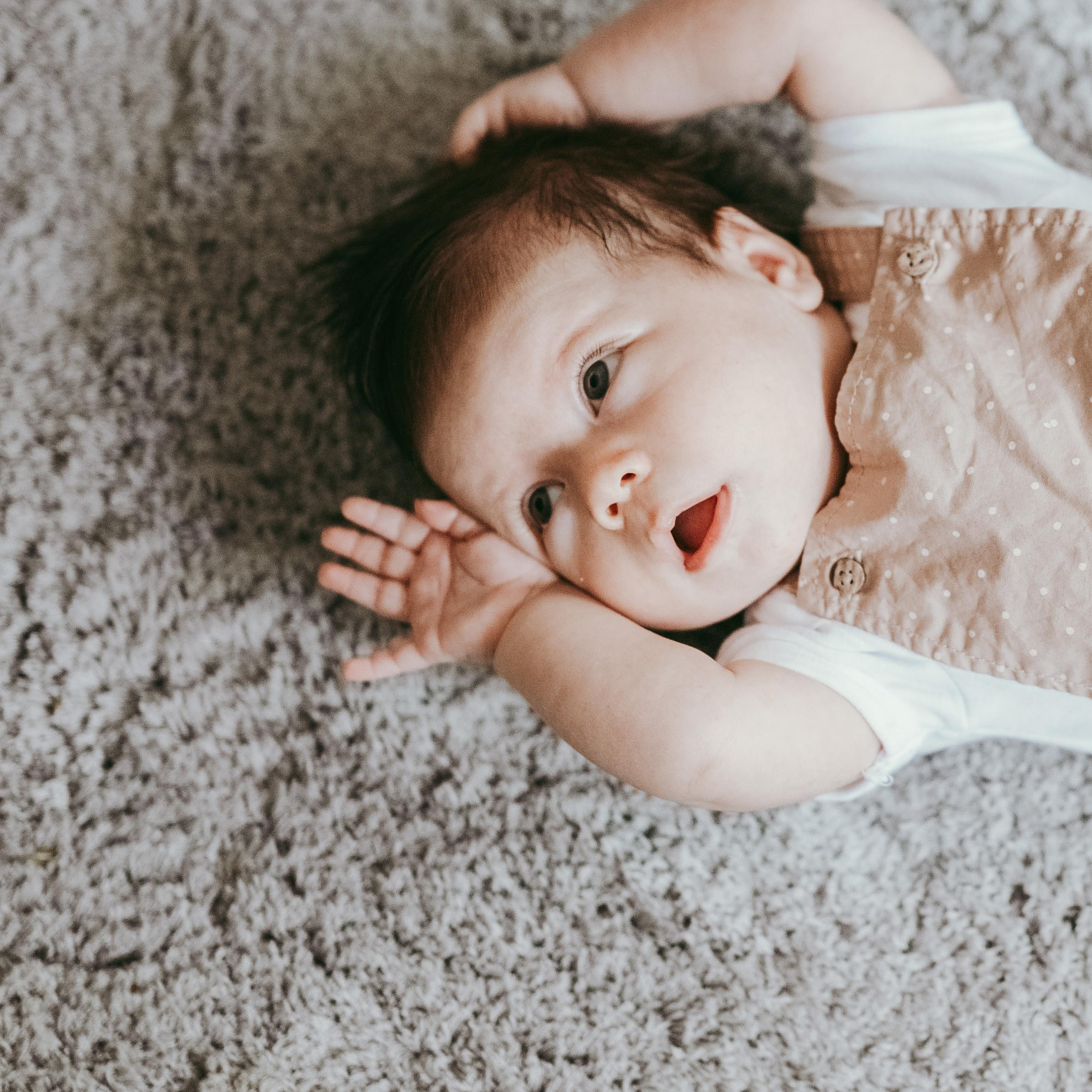 FOTOGRAFISANJE BEBA KOD KUCE. Deciji i porodicni fotograf u Beogradu Oksana Skendzic