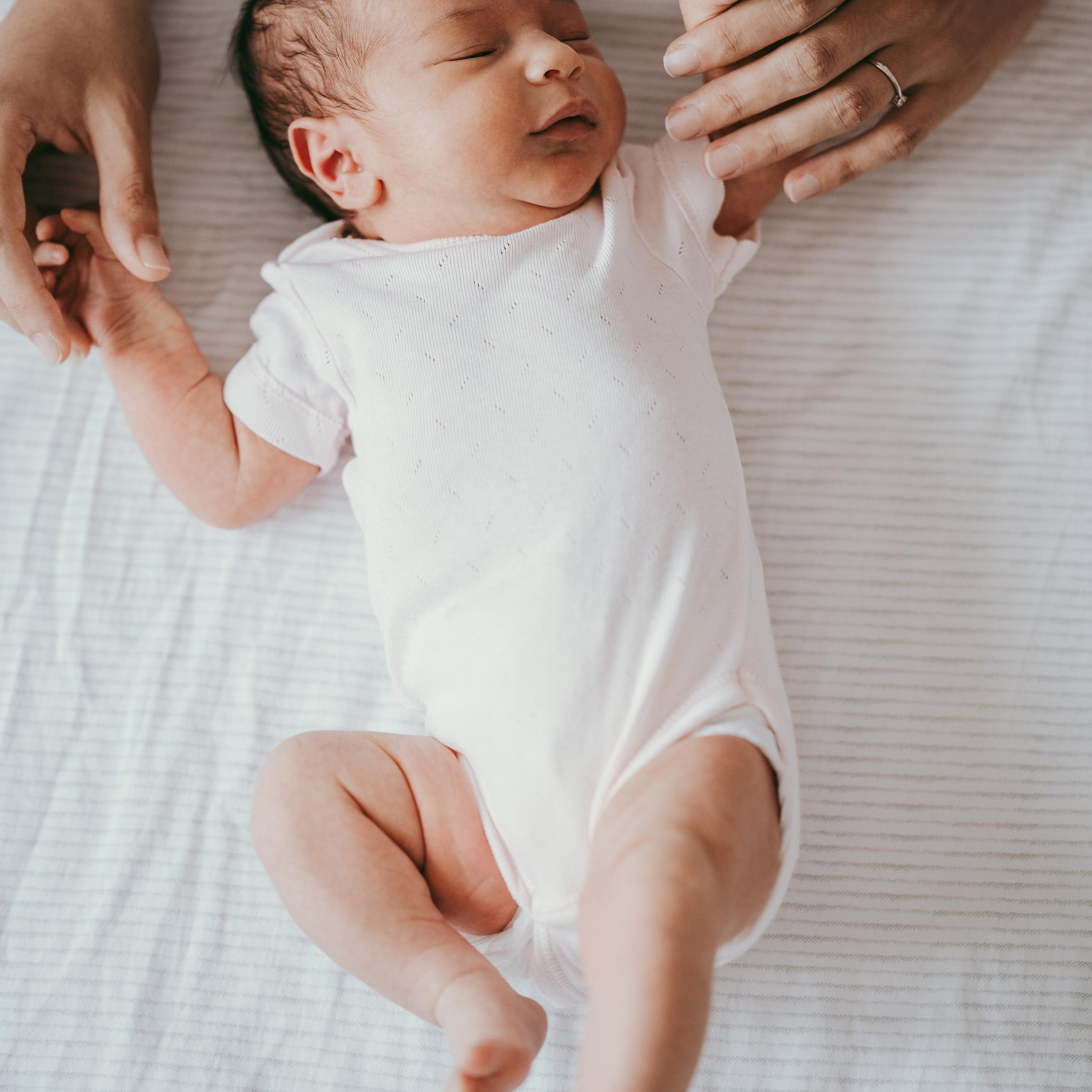 FOTOGRAFISANJE BEBA KOD KUCE. Deciji i porodicni fotograf u Beogradu Oksana Skendzic