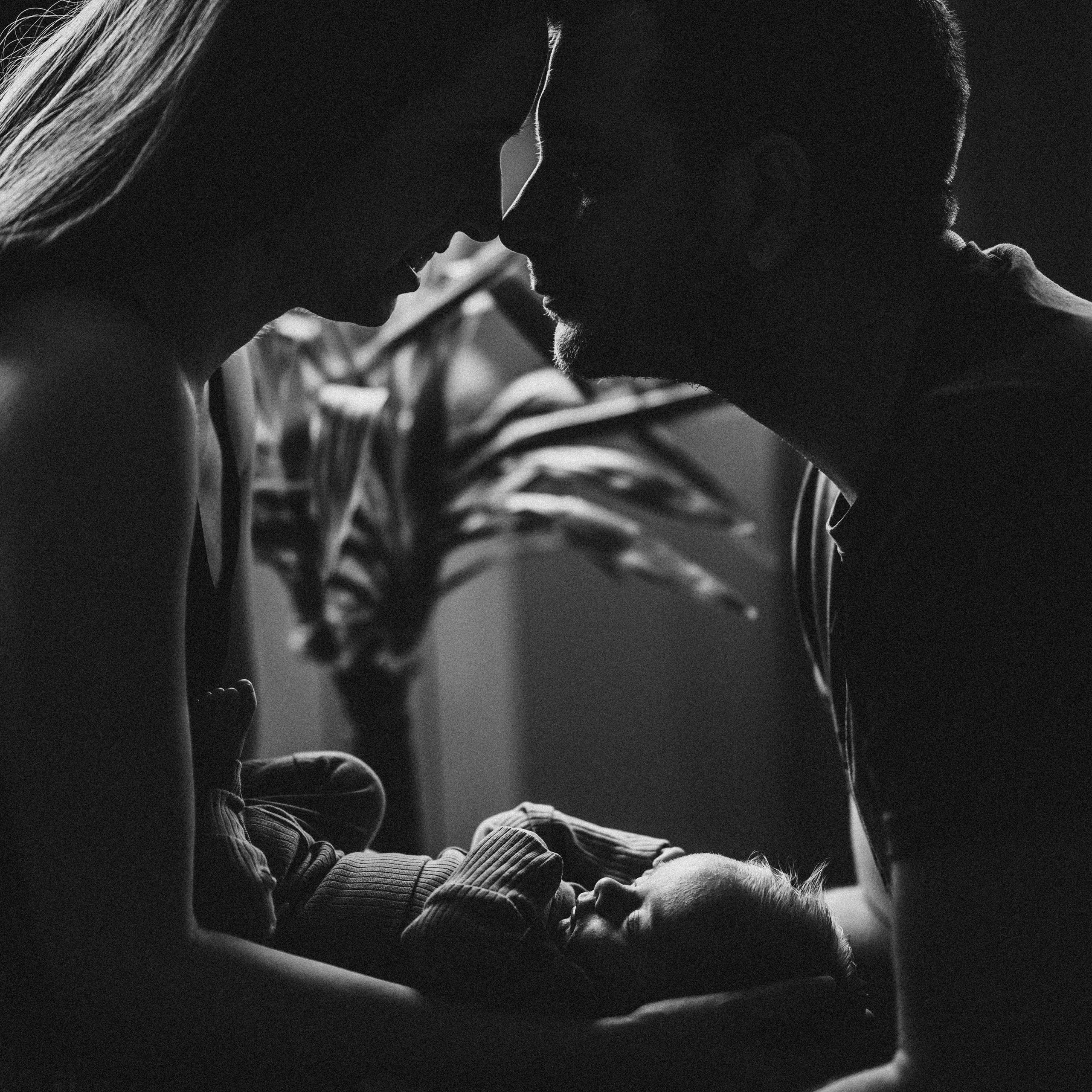 FOTOGRAFISANJE BEBA KOD KUCE. Deciji i porodicni fotograf u Beogradu Oksana Skendzic