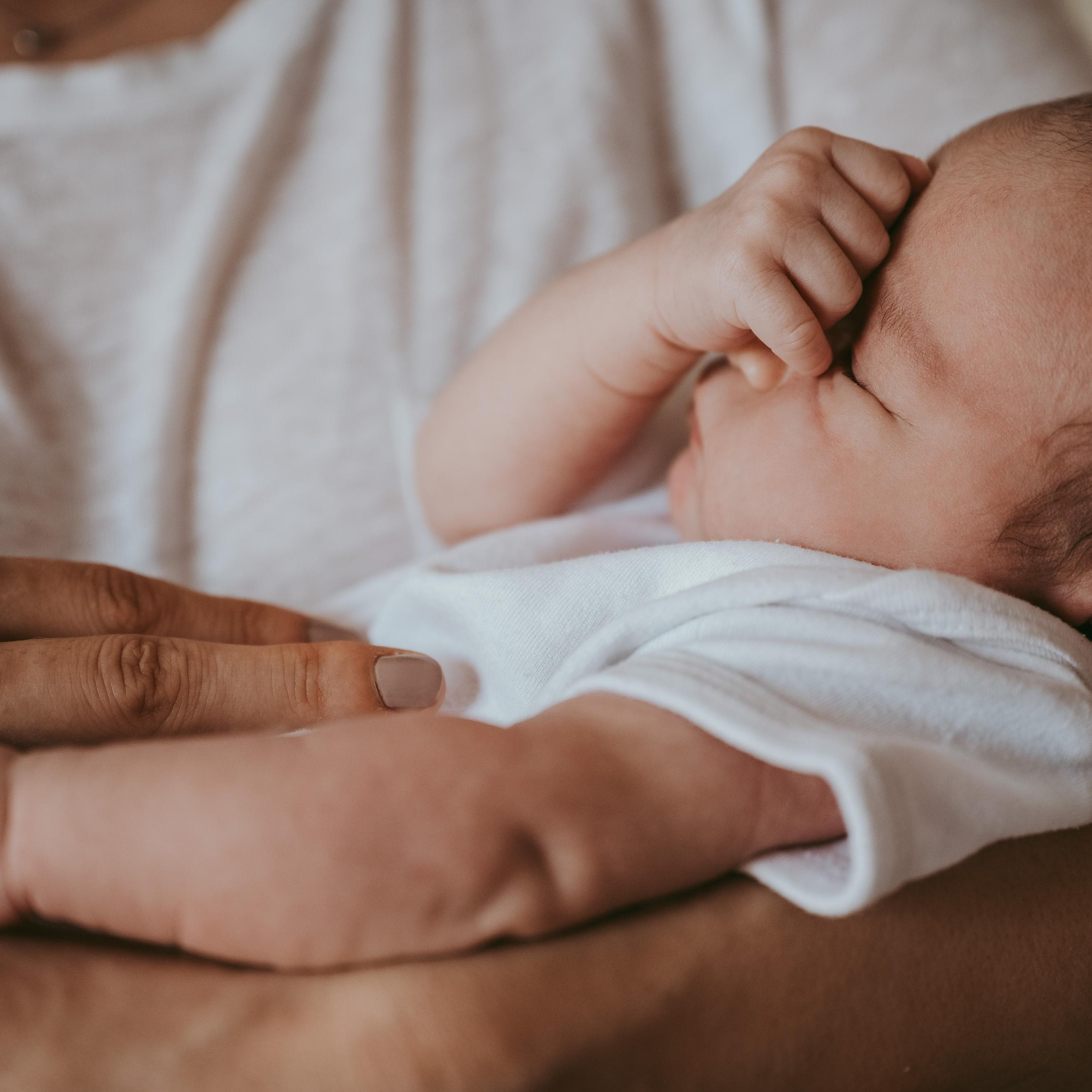 FOTOGRAFISANJE BEBA KOD KUCE. Deciji i porodicni fotograf u Beogradu Oksana Skendzic