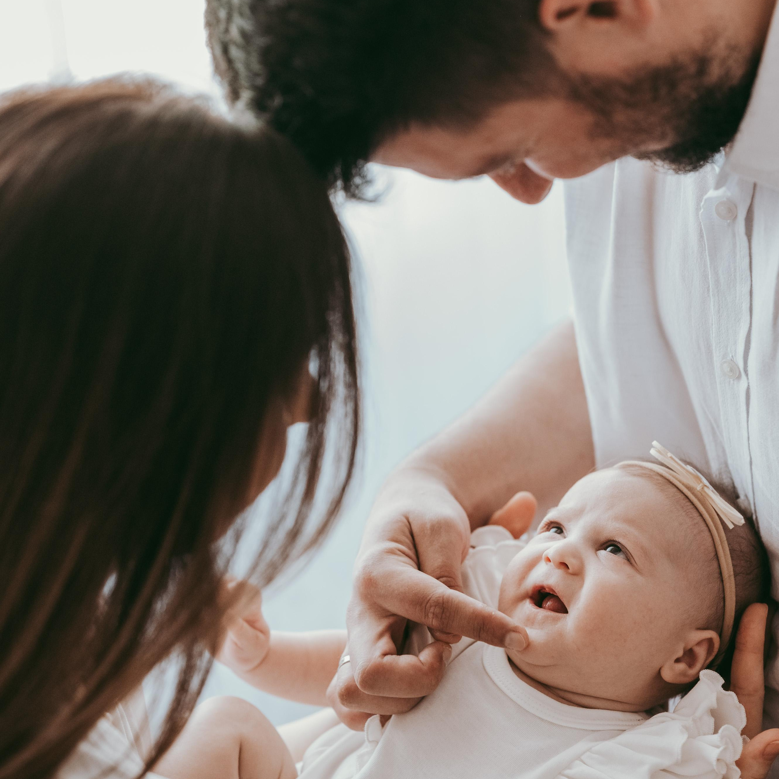 FOTOGRAFISANJE BEBA KOD KUCE. Deciji i porodicni fotograf u Beogradu Oksana Skendzic
