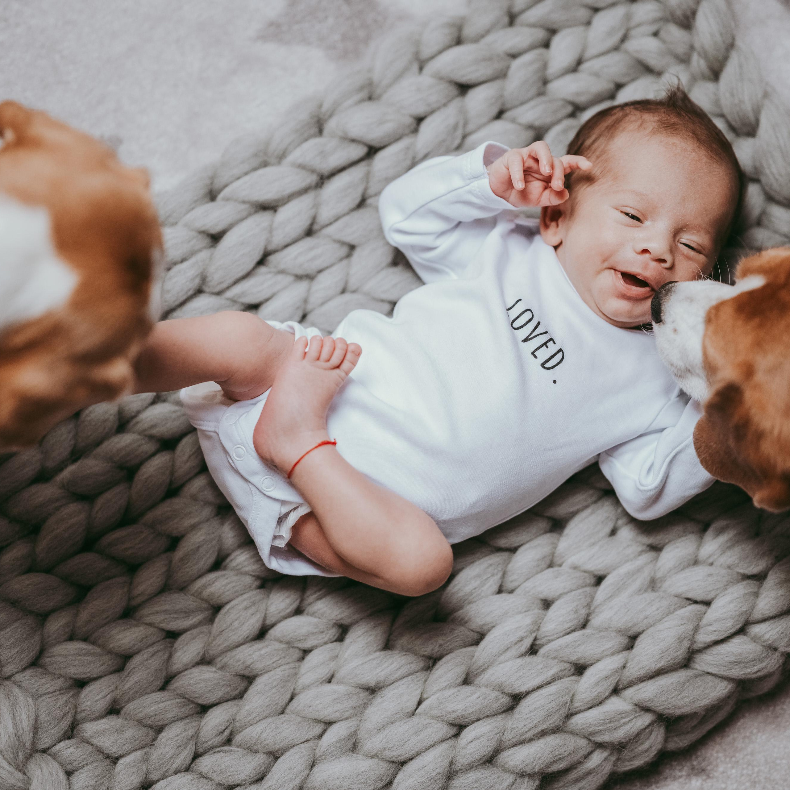 FOTOGRAFISANJE BEBA KOD KUCE. Deciji i porodicni fotograf u Beogradu Oksana Skendzic