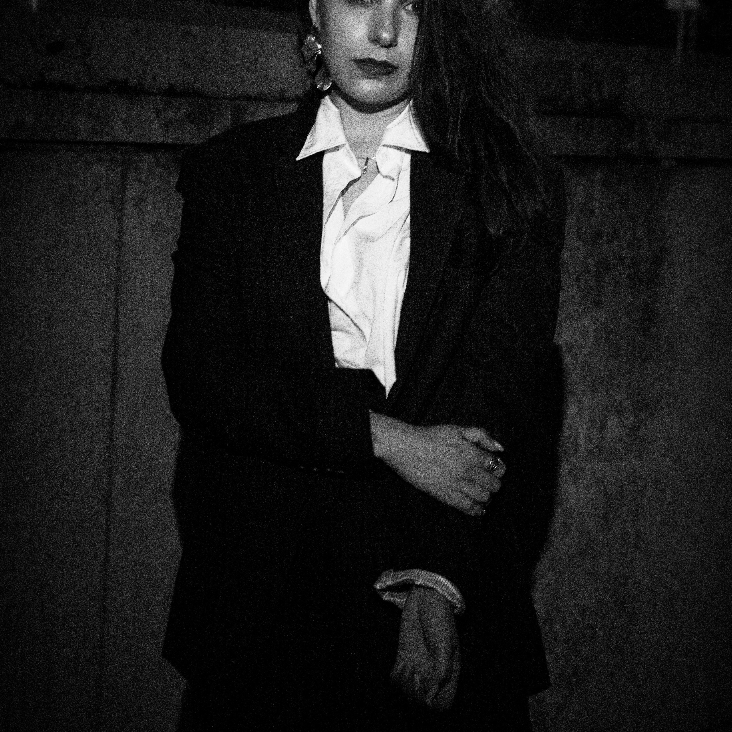 Séance photo personnelle d’Amina au Palais de Tokyo. Photographe à Paris