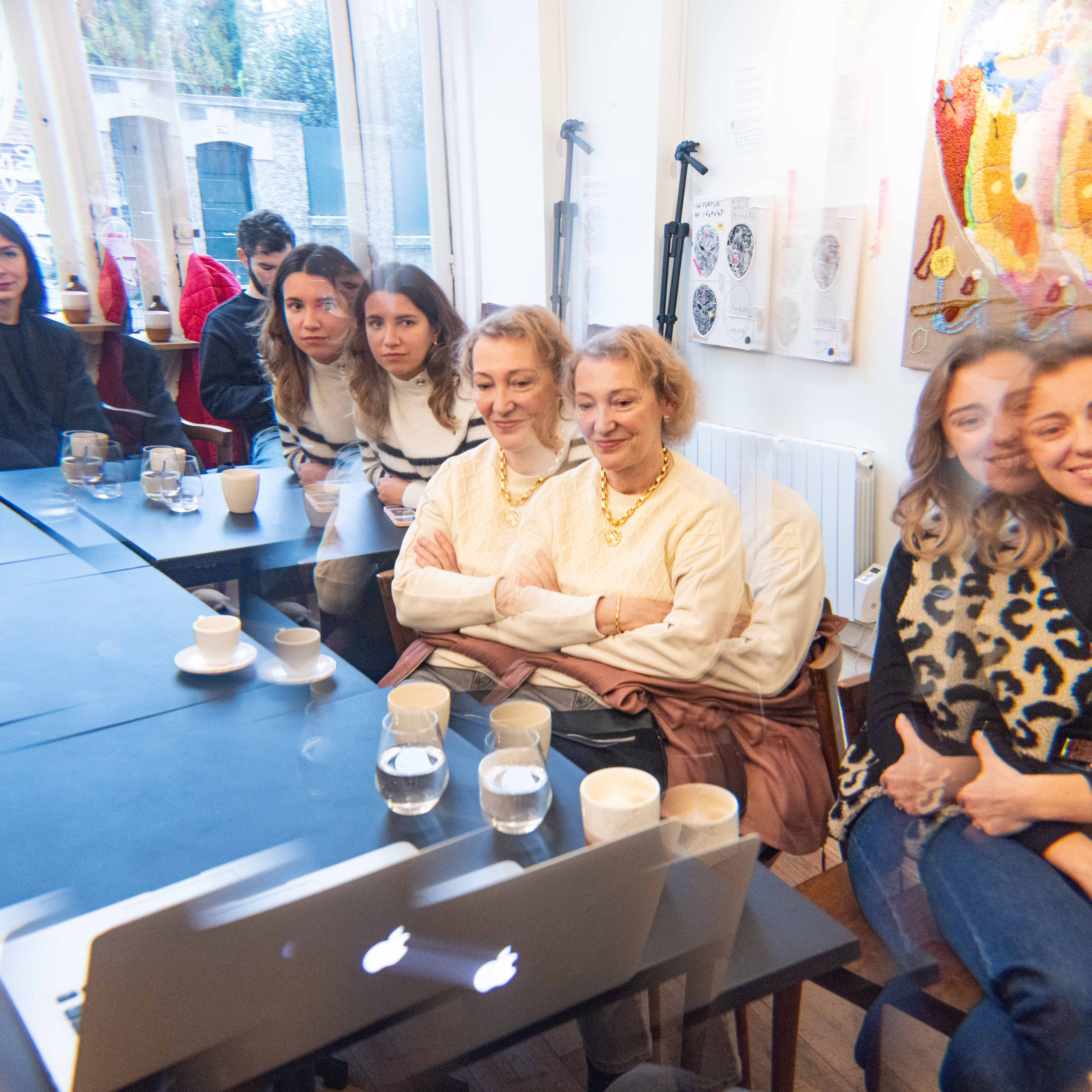 Une conférence sur le surréalisme dans l’espace Lampe. Photographe à Paris
