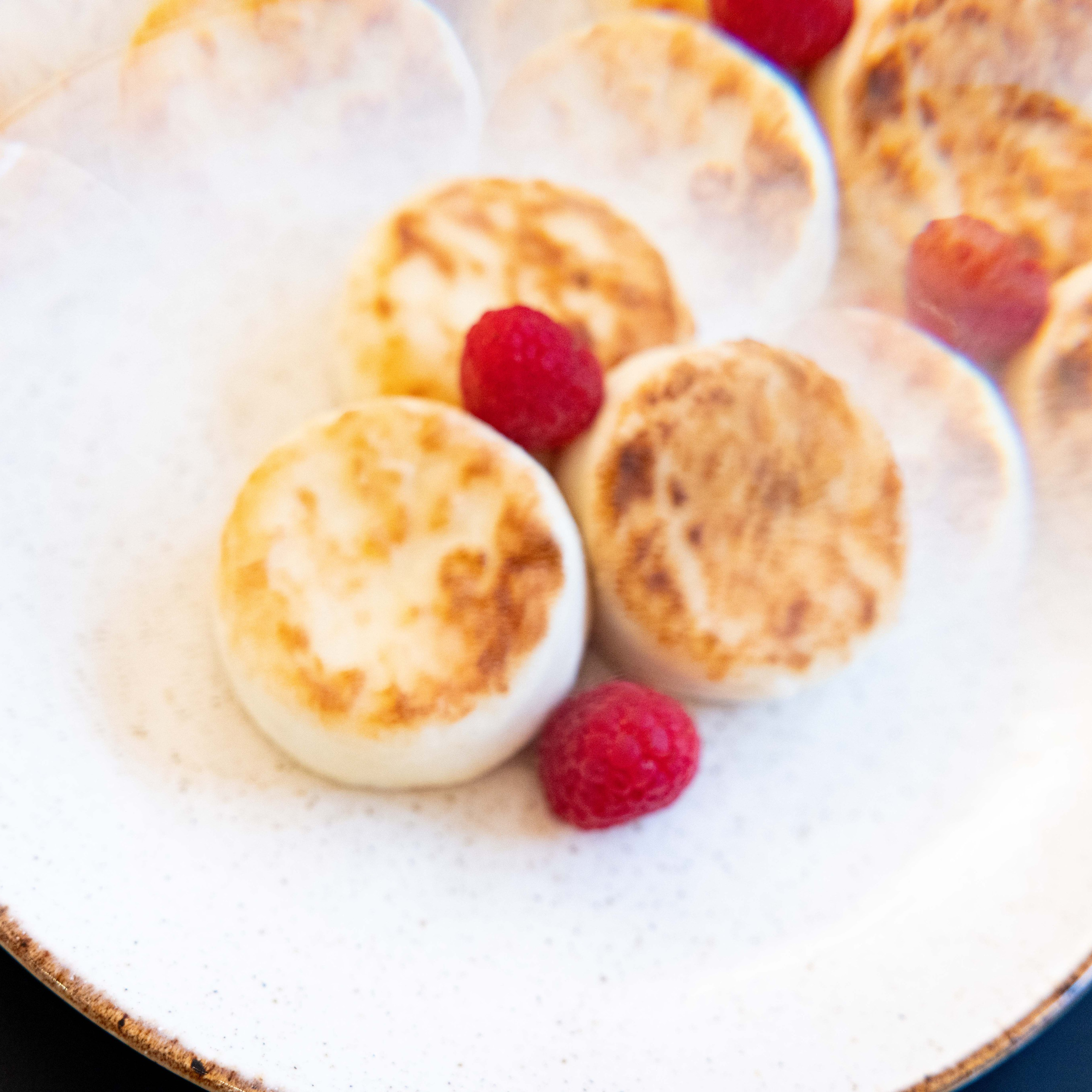 Une conférence sur le surréalisme dans l’espace Lampe. Photographe à Paris