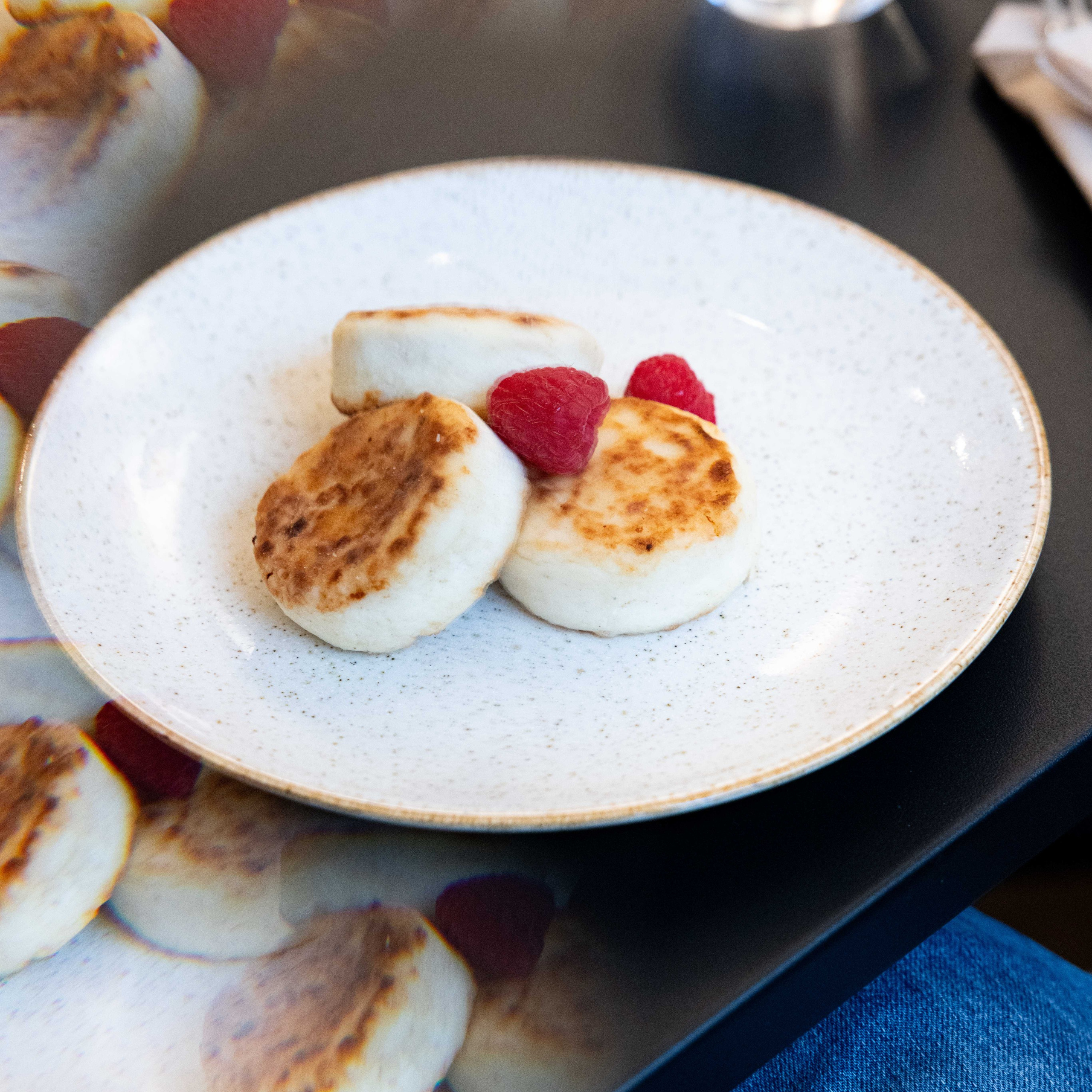 Une conférence sur le surréalisme dans l’espace Lampe. Photographe à Paris