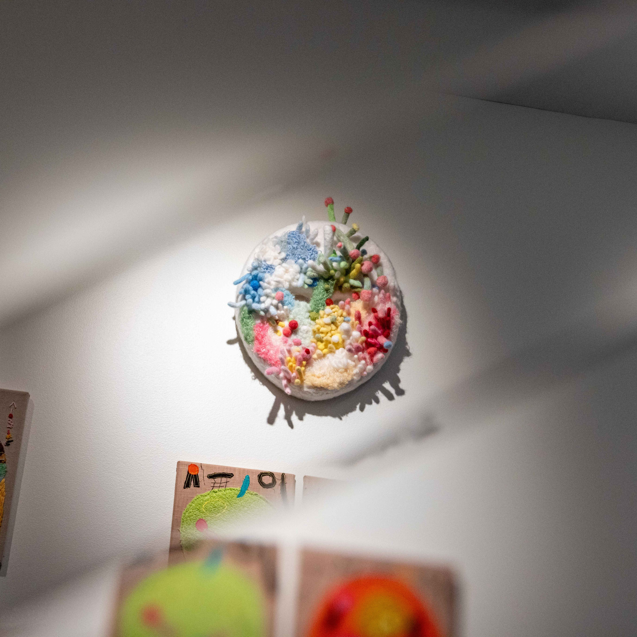 Une conférence sur le surréalisme dans l’espace Lampe. Photographe à Paris