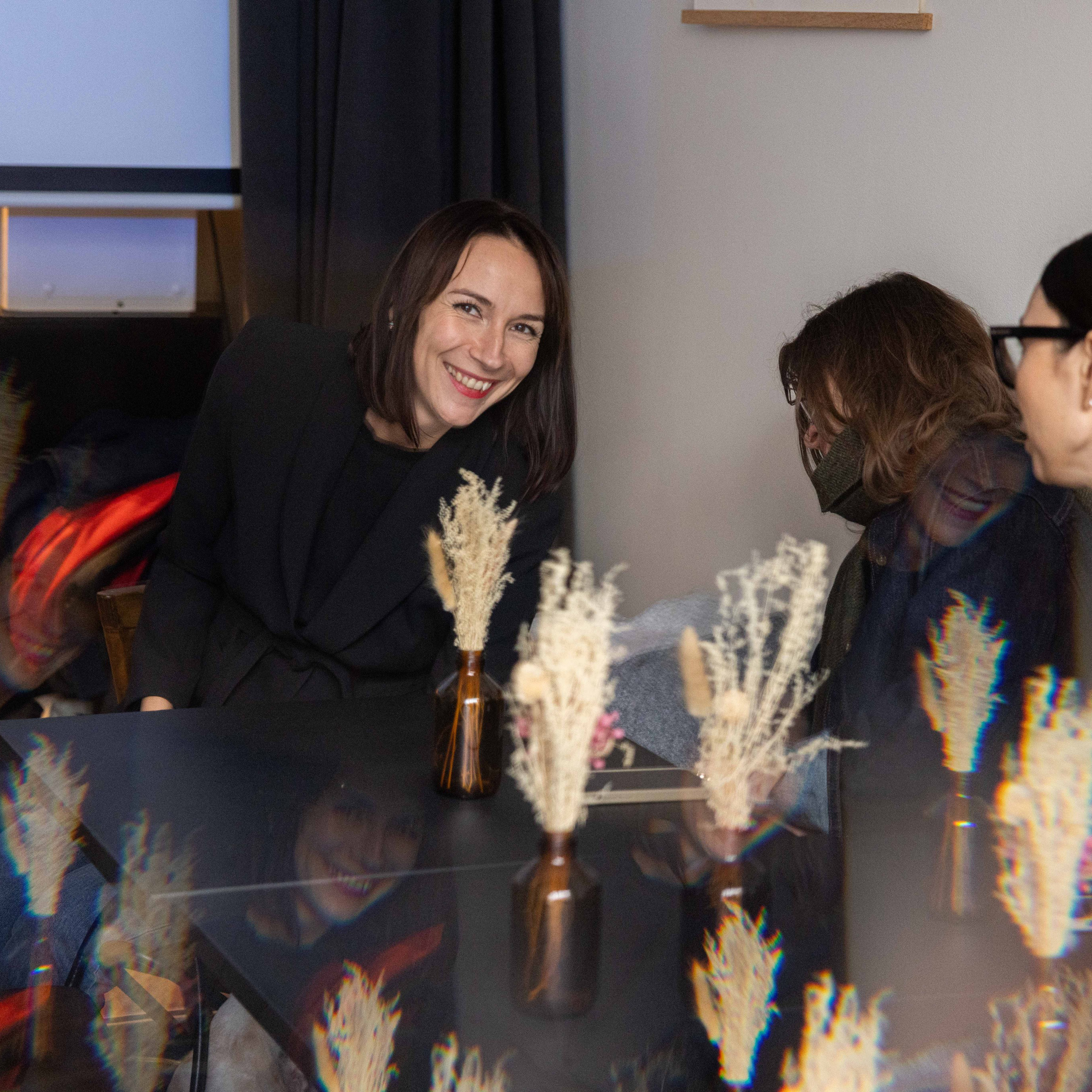 Une conférence sur le surréalisme dans l’espace Lampe. Photographe à Paris