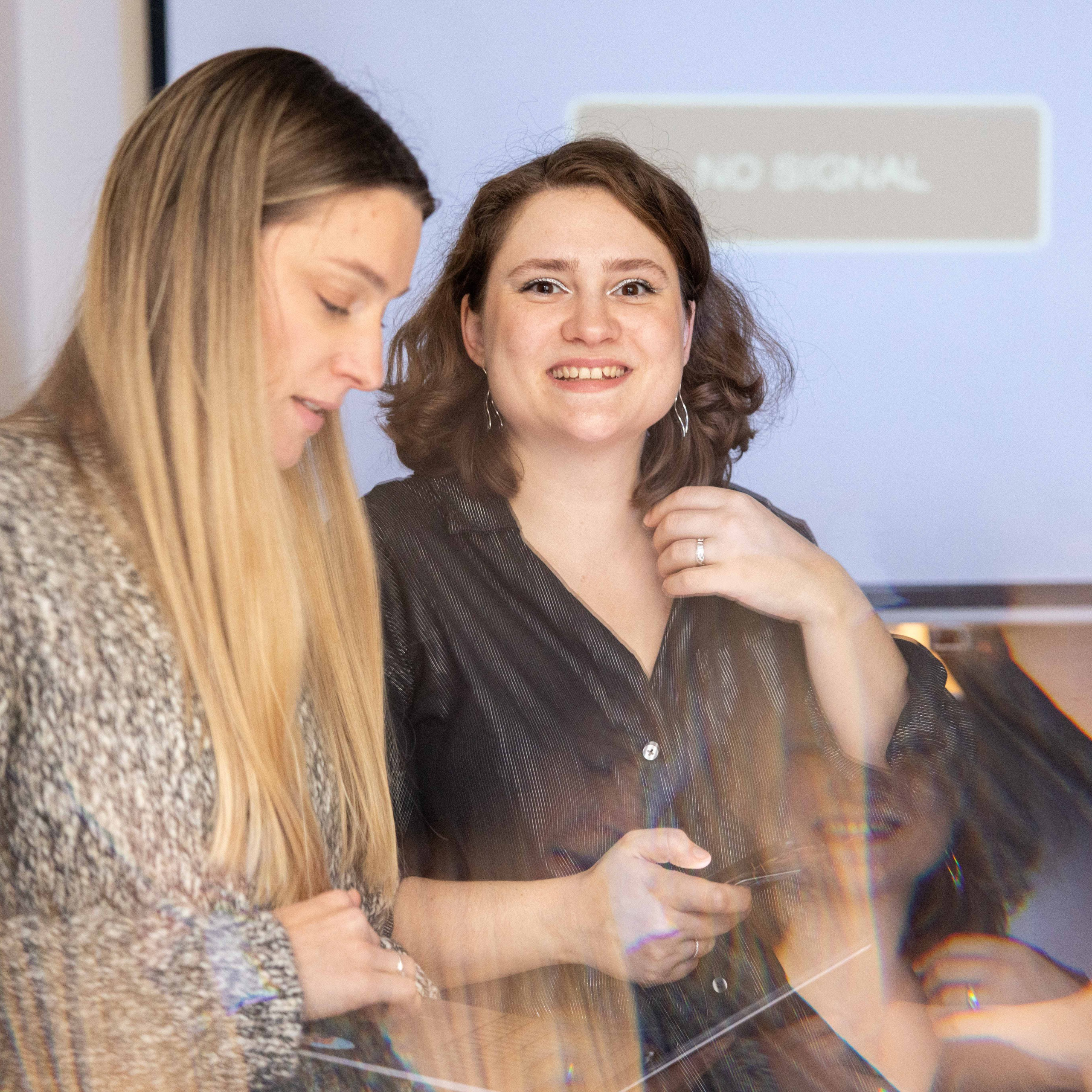 Une conférence sur le surréalisme dans l’espace Lampe. Photographe à Paris