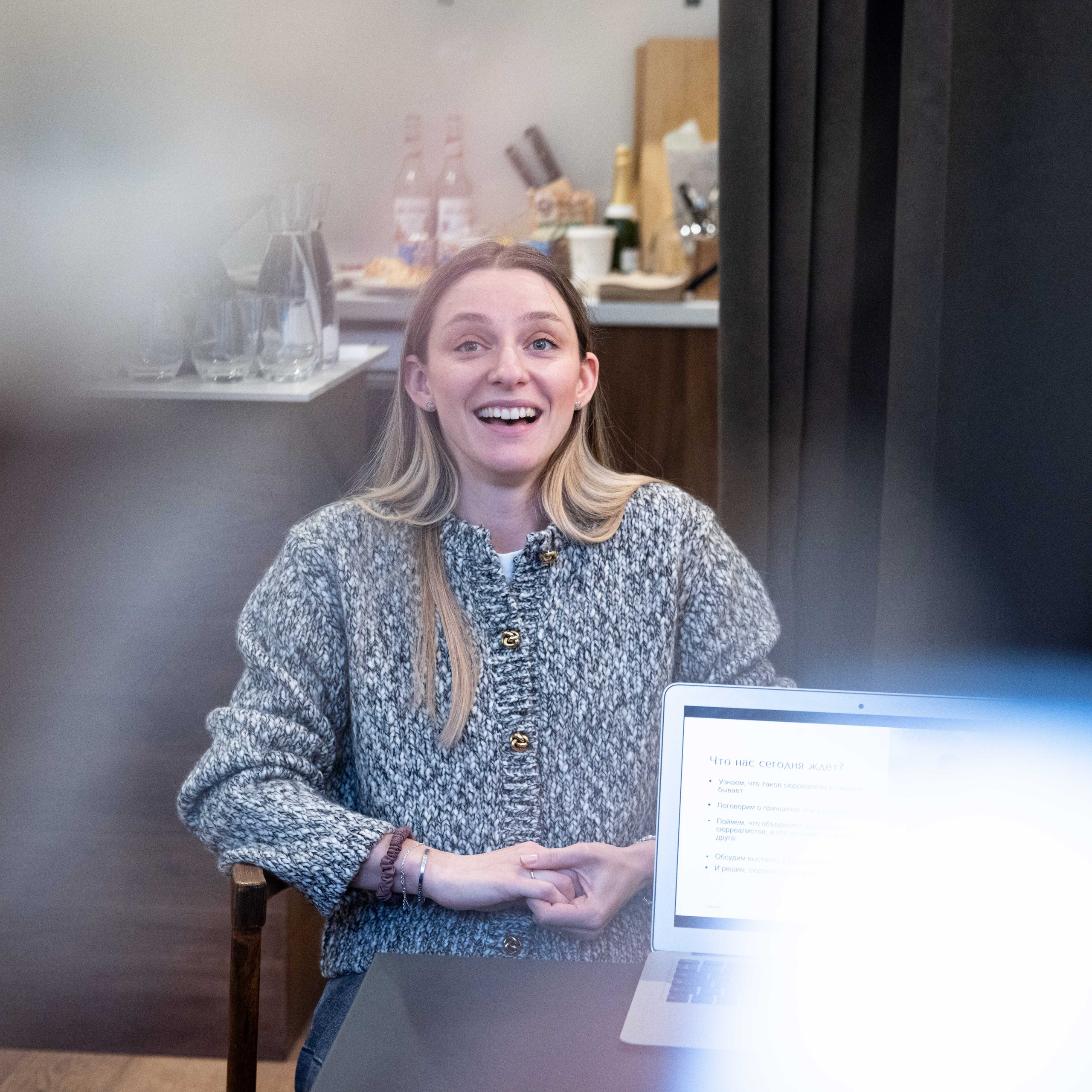 Une conférence sur le surréalisme dans l’espace Lampe. Photographe à Paris